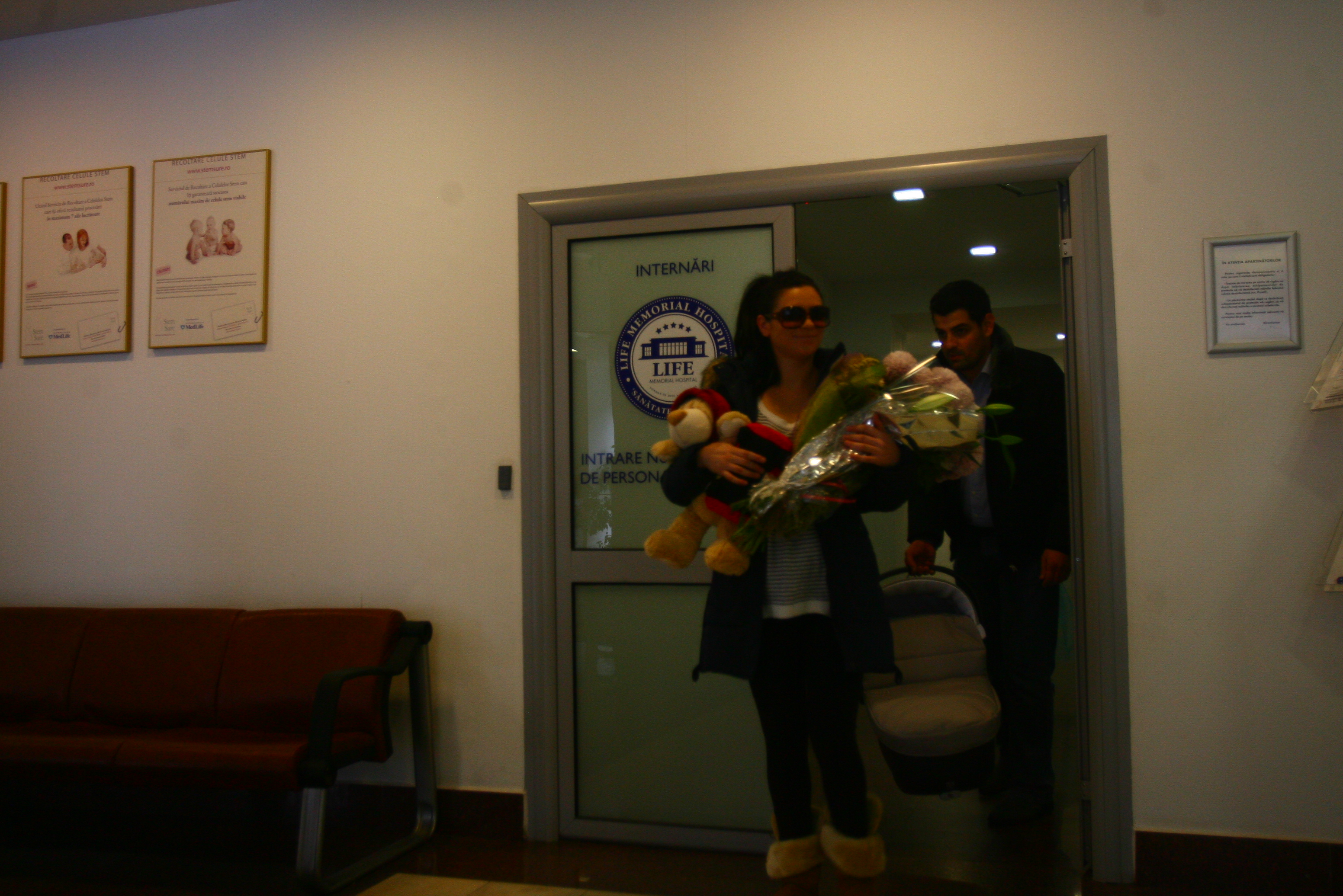 Fotografii şi declaraţii exclusive! Intră aici să vezi primele imagini cu Ellie White şi băieţelul ei în spital!