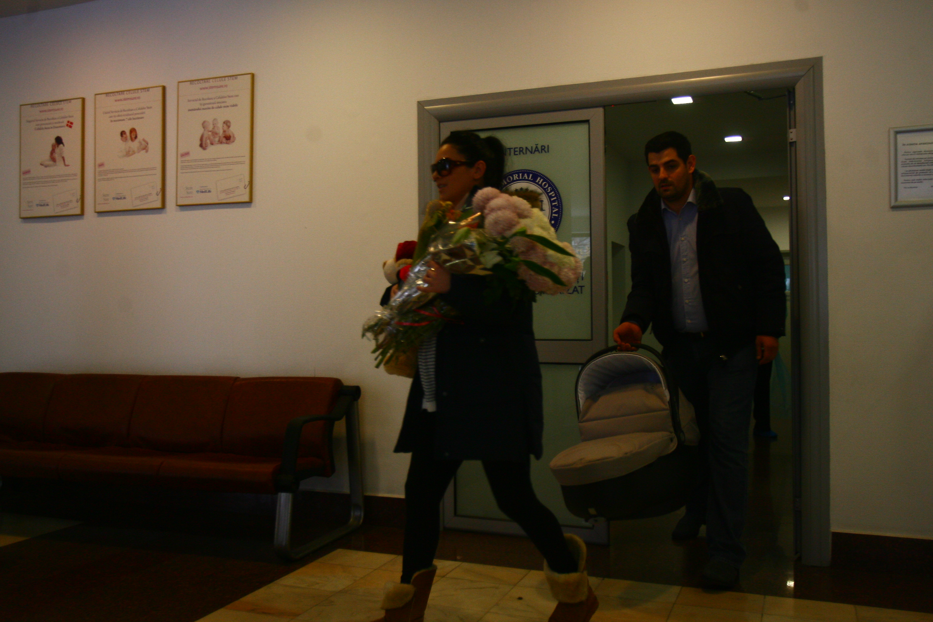 Fotografii şi declaraţii exclusive! Intră aici să vezi primele imagini cu Ellie White şi băieţelul ei în spital!