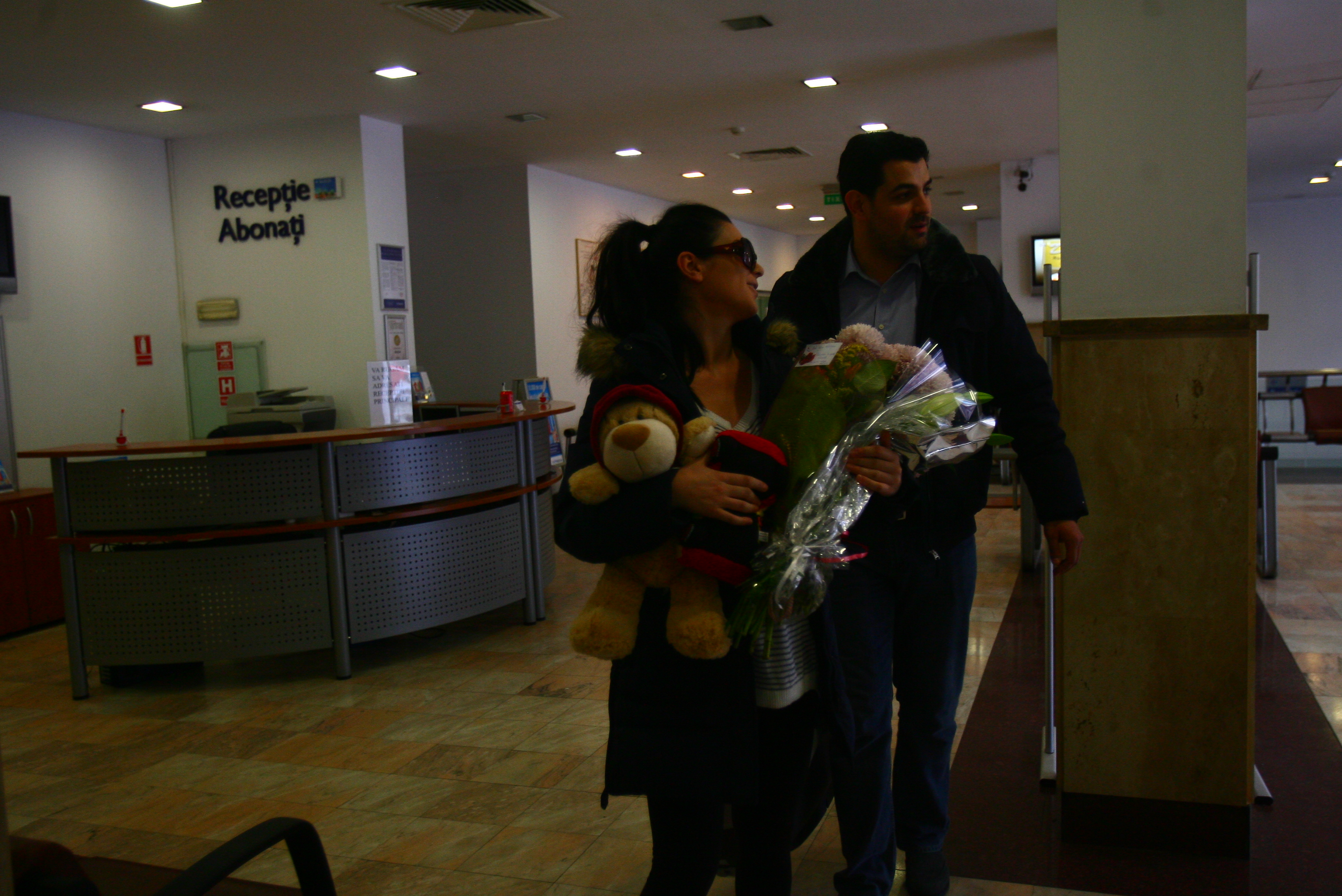 Fotografii şi declaraţii exclusive! Intră aici să vezi primele imagini cu Ellie White şi băieţelul ei în spital!