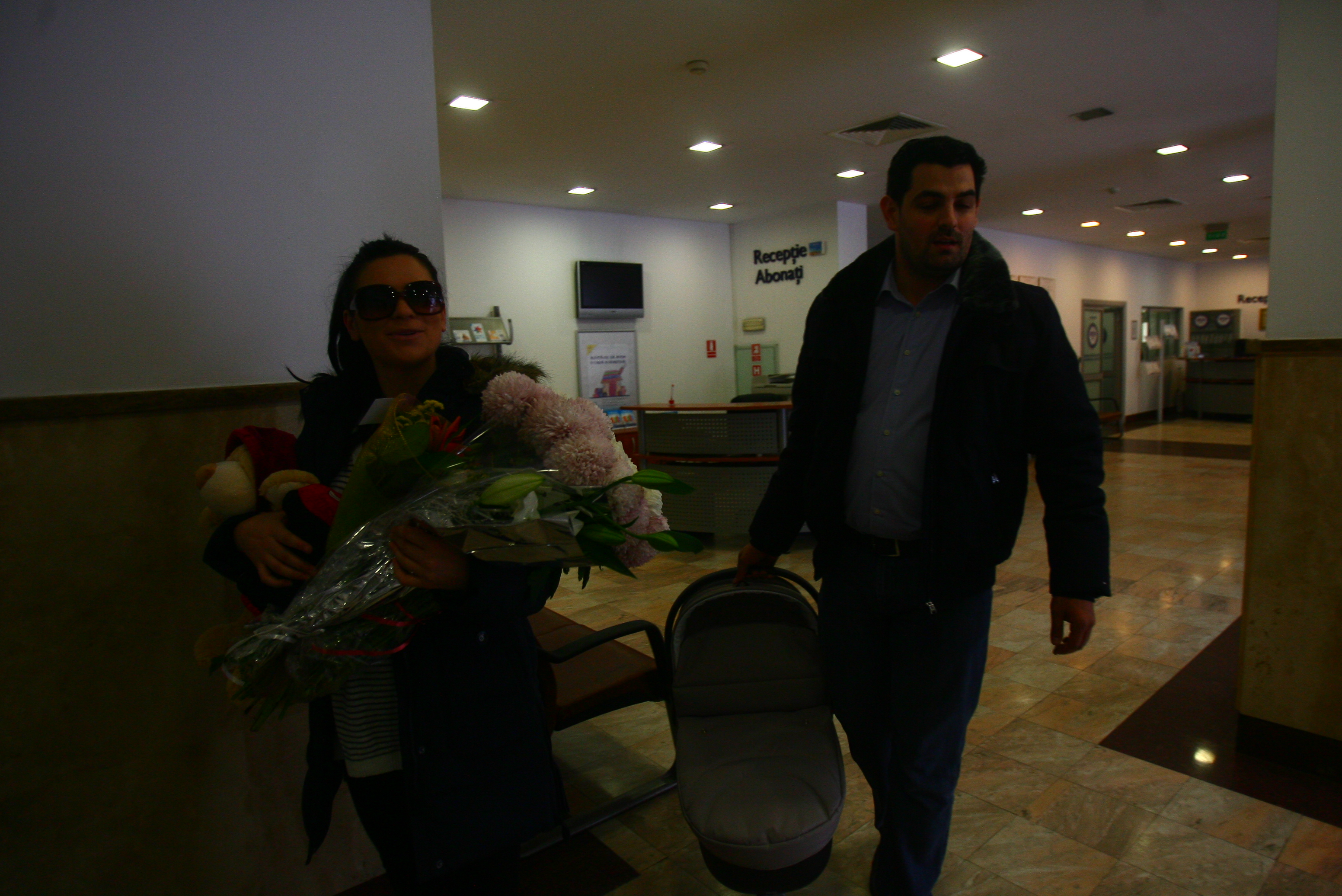 Fotografii şi declaraţii exclusive! Intră aici să vezi primele imagini cu Ellie White şi băieţelul ei în spital!