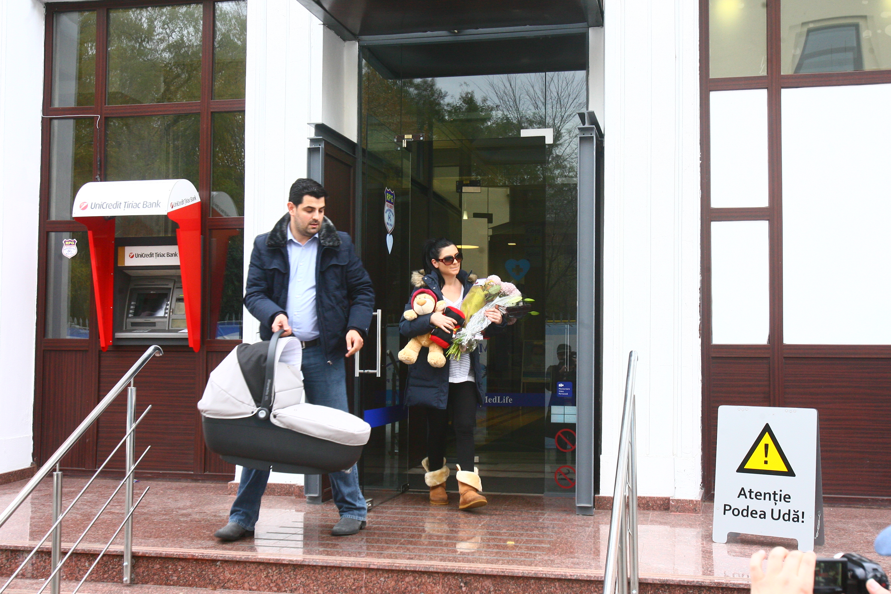 Fotografii şi declaraţii exclusive! Intră aici să vezi primele imagini cu Ellie White şi băieţelul ei în spital!