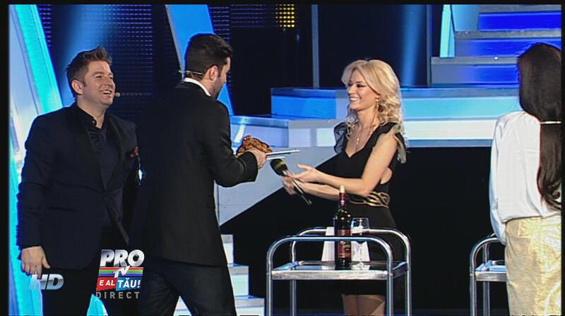 Laura Cosoi, întrunire de proporţii cu Smiley! Vezi ce schimb de replici au avut cei doi foşti iubiţi!