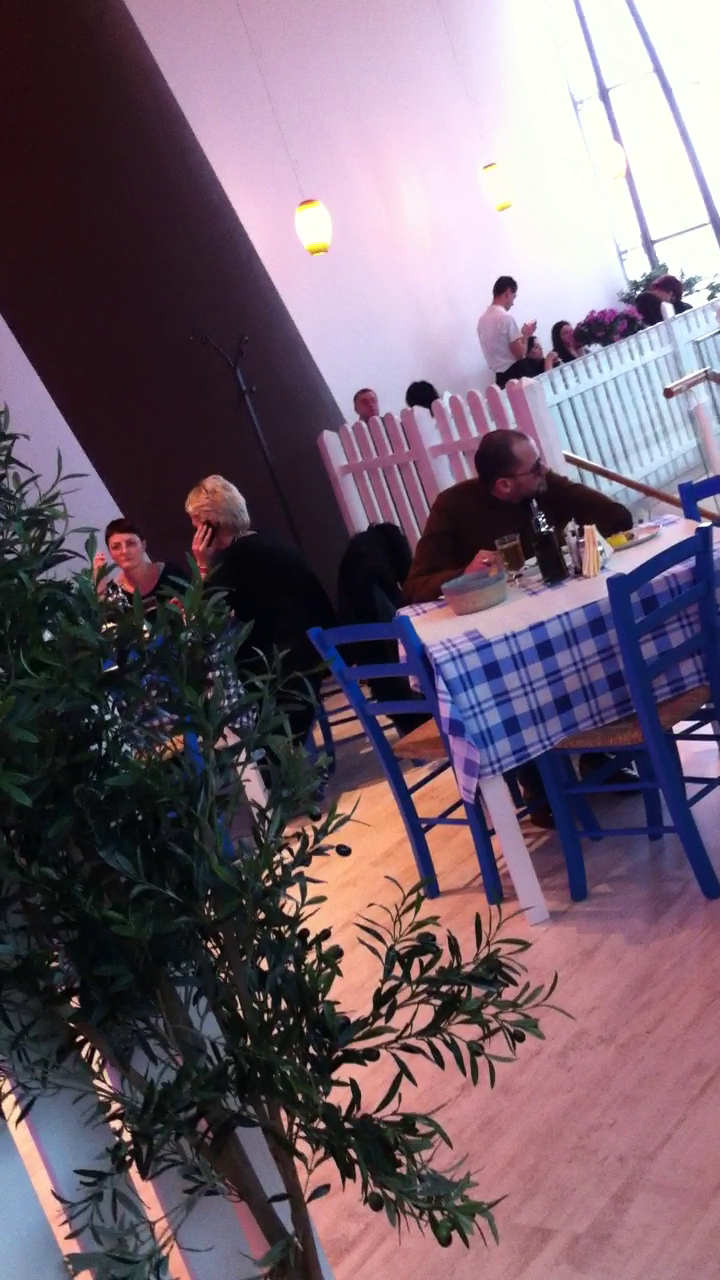 Se uita si in dreapta, cand aude zgomot si rasete in jurul sau