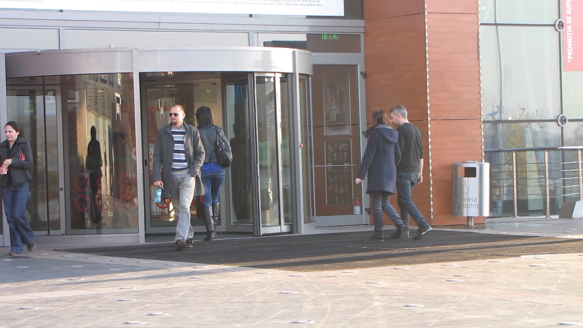 Oreste paraseste mall-ul satul dupa ospat