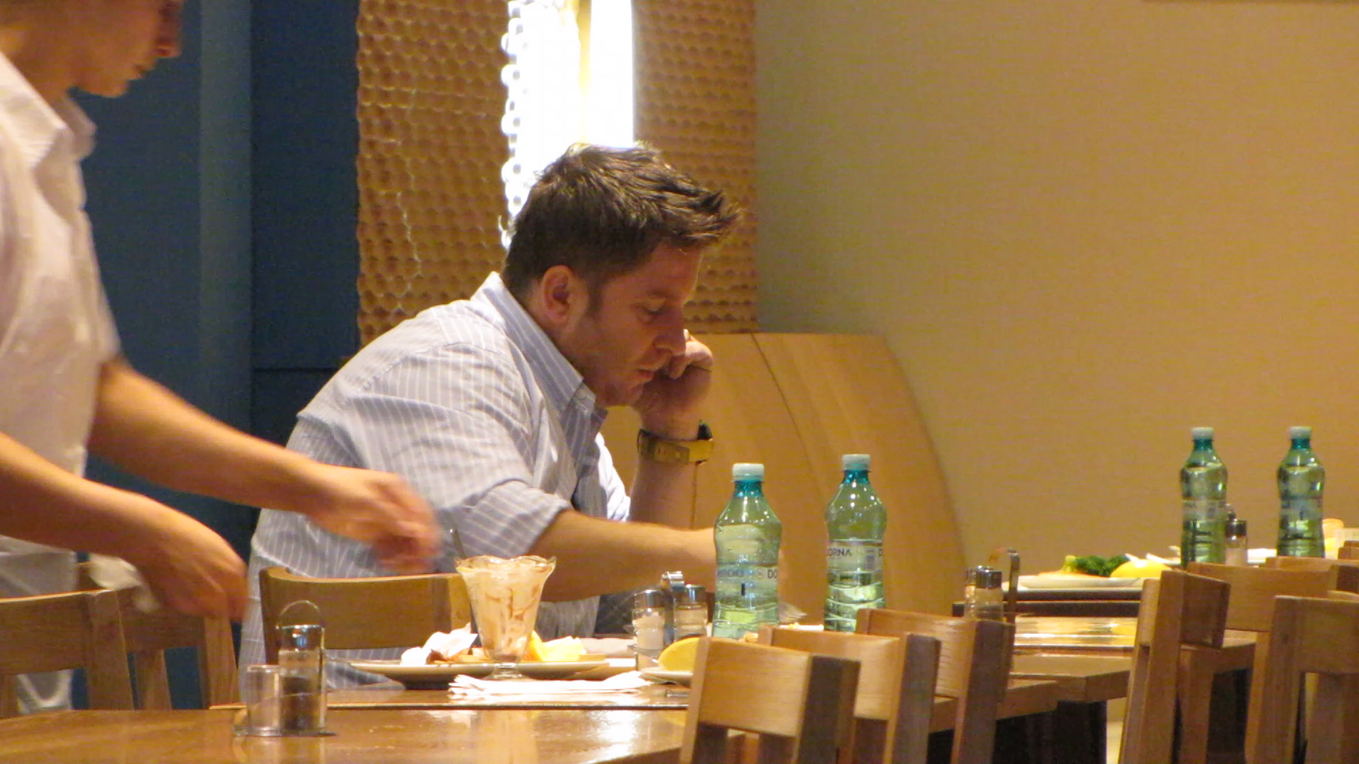 Bartos continua discutia la telefon chiar si atunci cand are gura plina