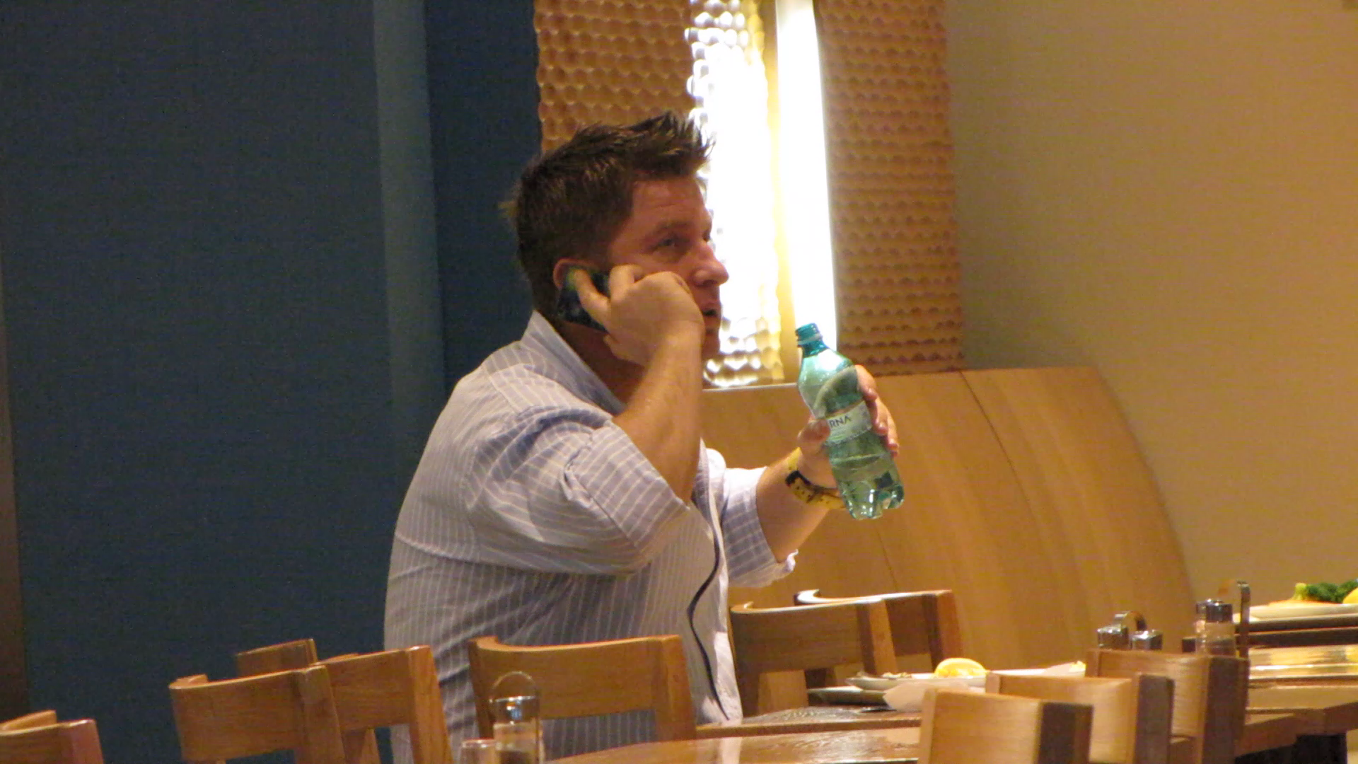 Schimba aparatul dintr-o mana in alta si bea o gura de apa