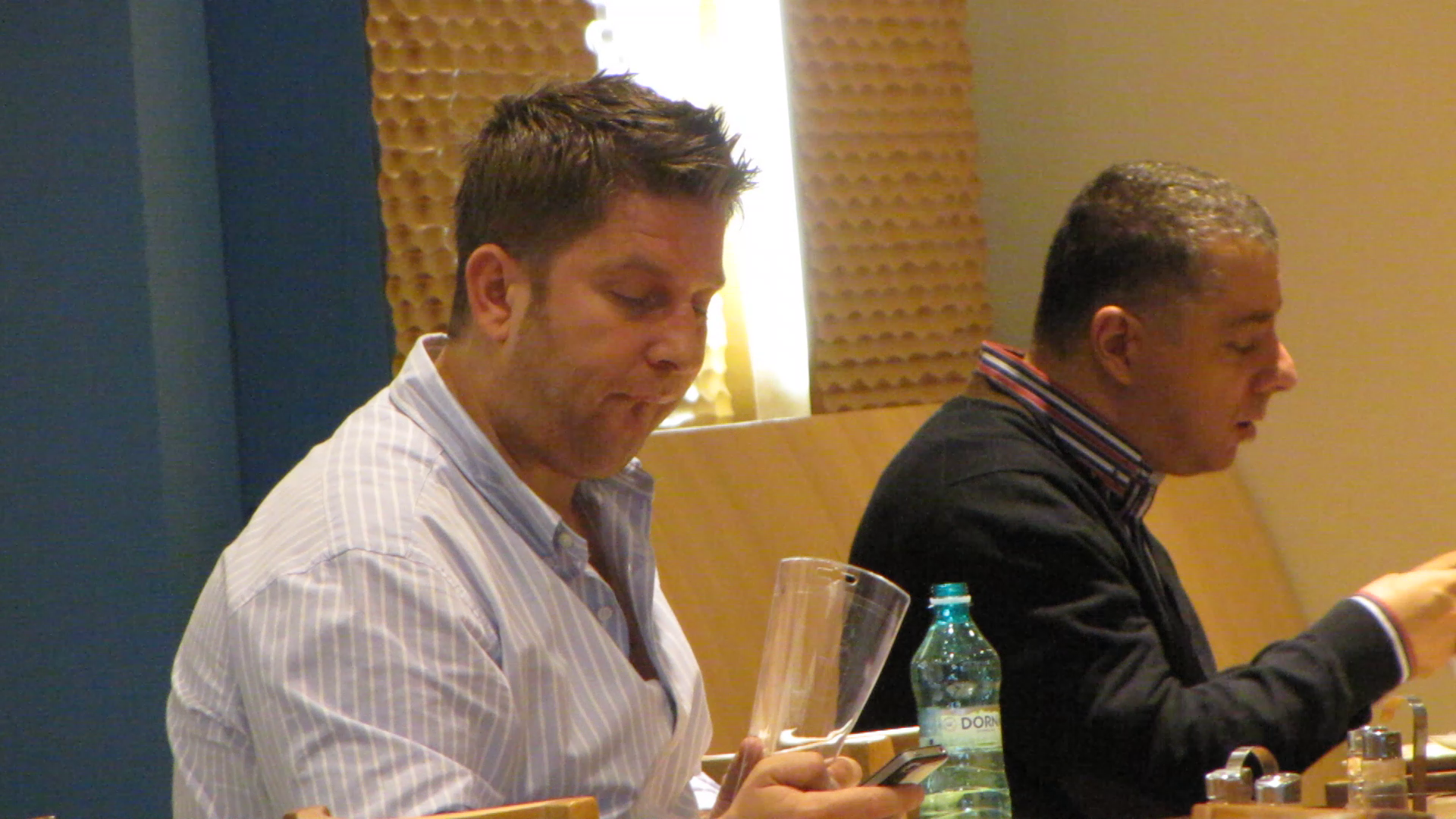 Nu lasa telefonul din mana, curatandusi dantura in timp ce butoneaza de zor