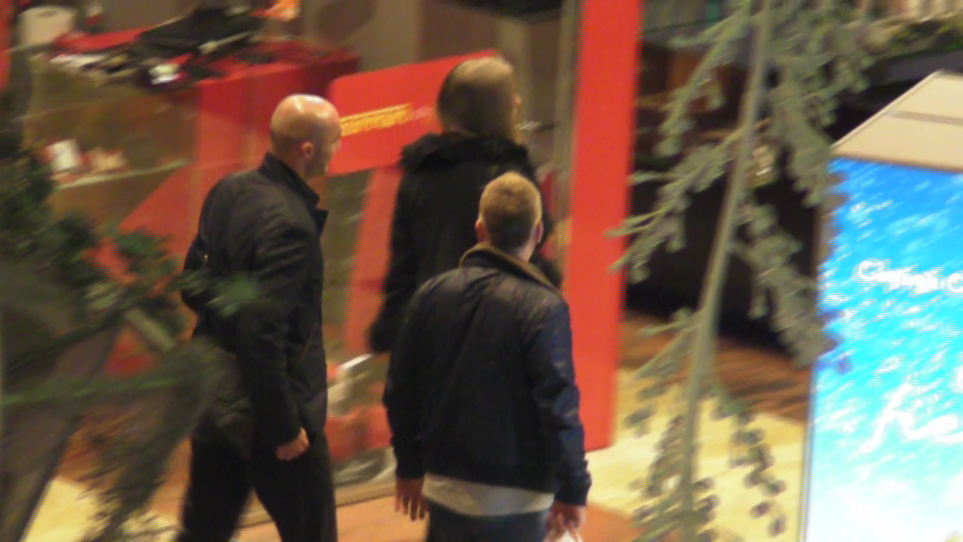 Actrita este urmata de cei doi, de parca i-ar fi bodyguarzi