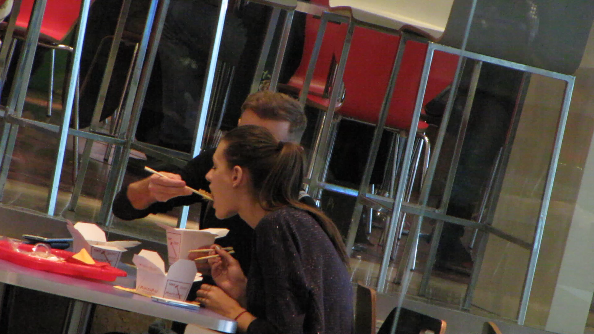 Sorin si Daniela au mancat preparate de la un restaurant chinezesc, iar solistul i-a dat iubitei sa guste din mancarea lui