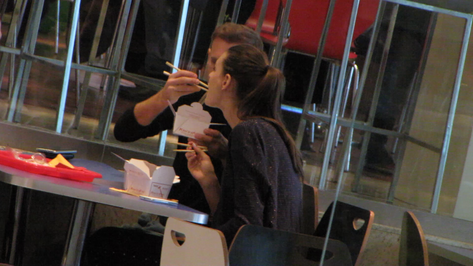 Sorin s-a dovedit a fi foarte descurcaret cu betisoarele, semn ca are antrenament