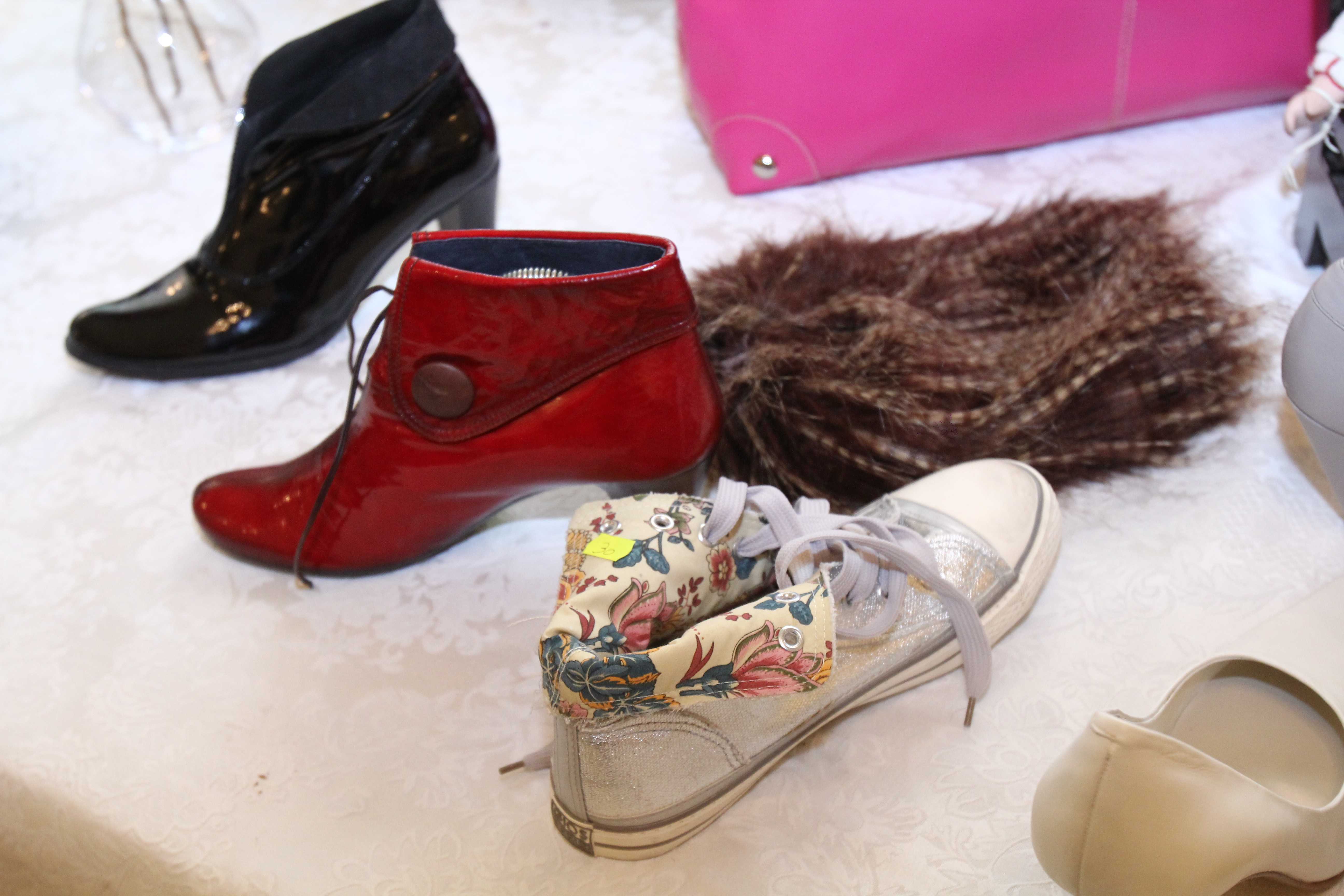 La standul afaceristei se gasesc accesorii diversificate, de la botine si genti din piele naturala pana la tenesi banali