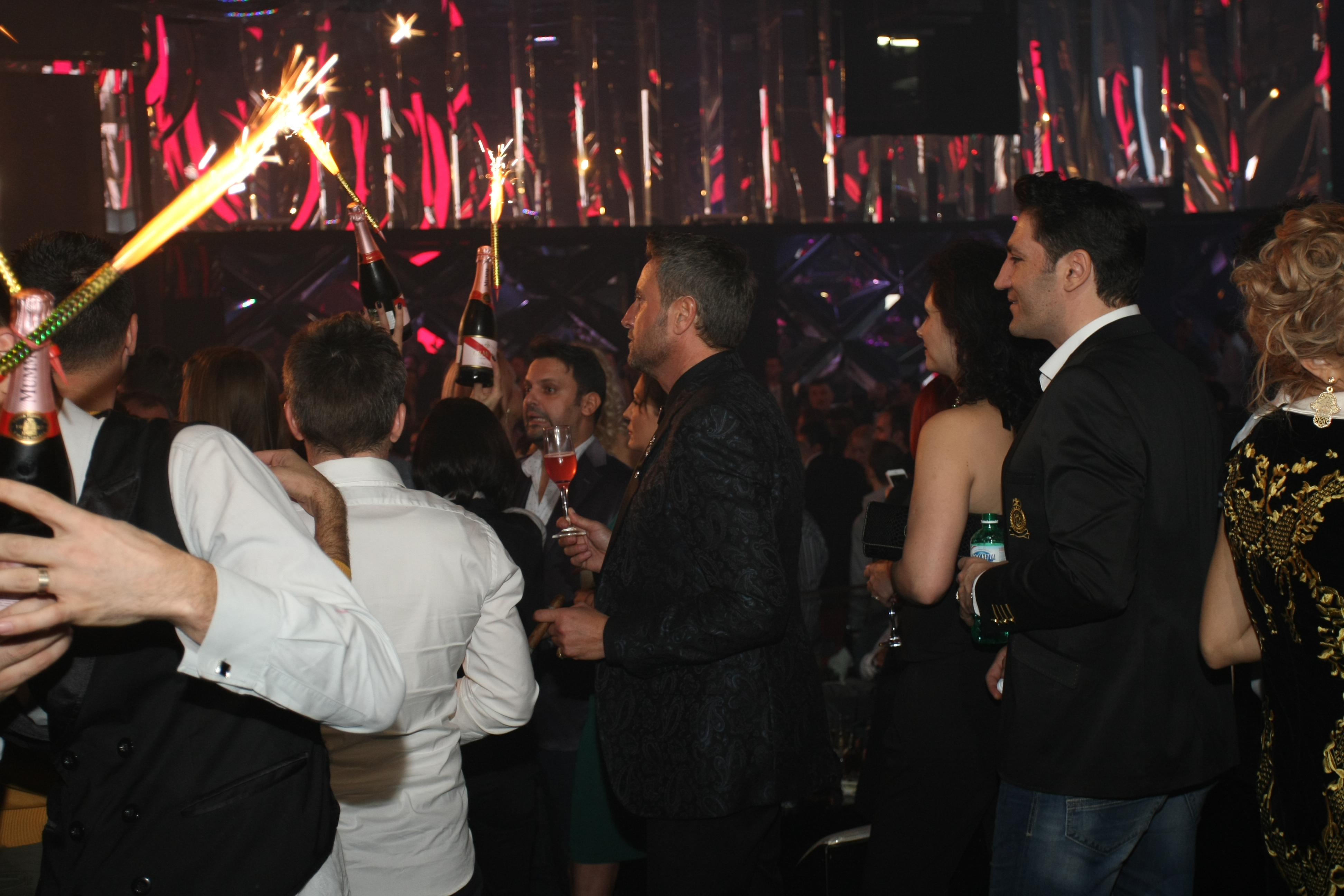 Designer-ul s-a delectat toata seara cu sampanie fina si trabucuri