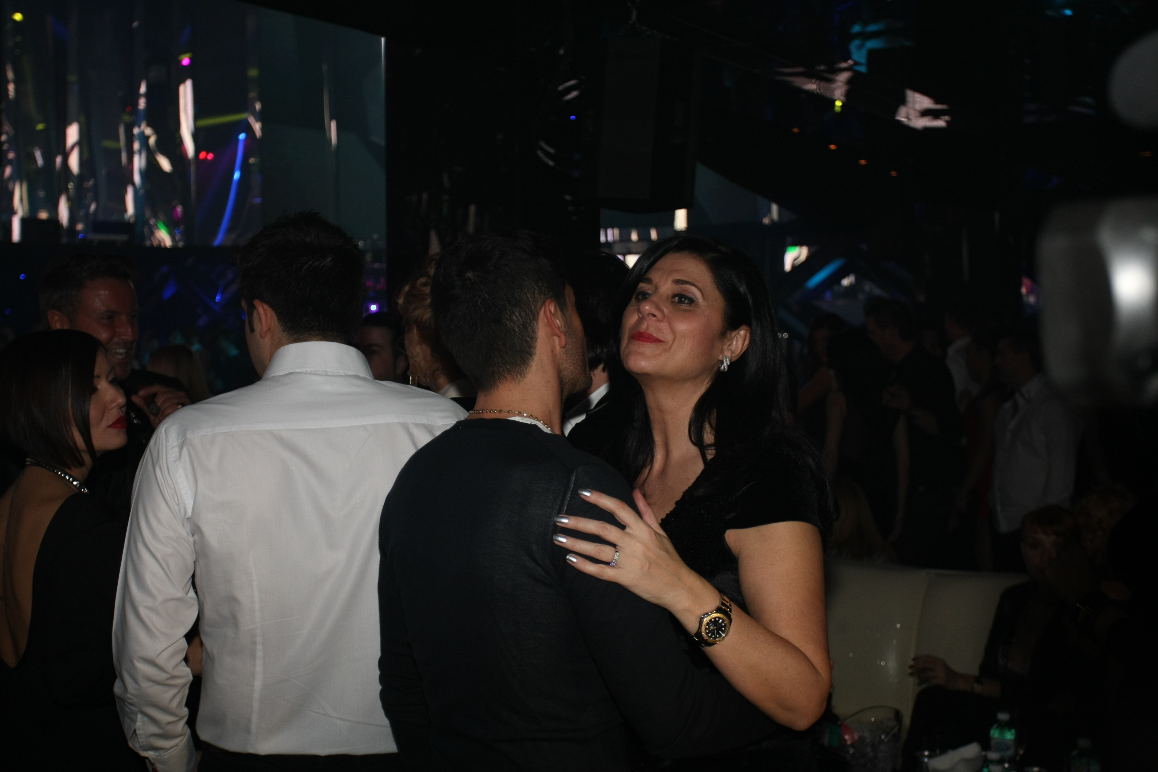 Tanarul s-a intalnit cu multe persoane cunoscute in club, pe care le-a imbratisat cu foc