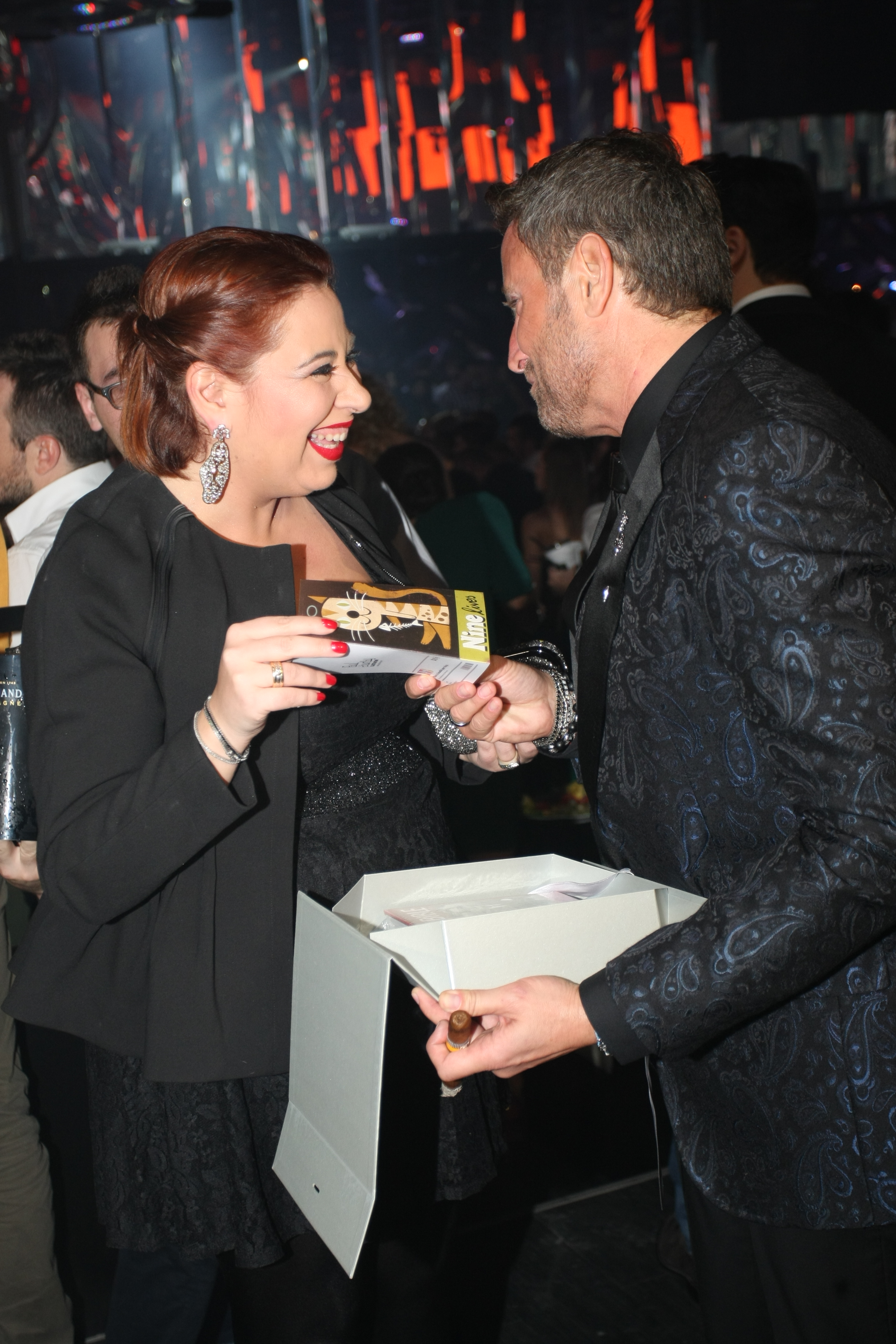 Oana Roman i-a luat lui Bote si o felicitare originala, cu meaajul 