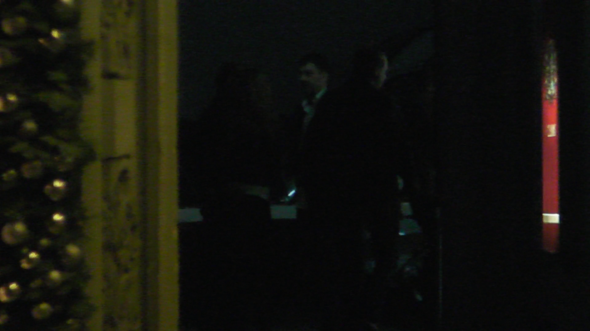 Zsolt sta de vorba cu niste prieteni la iesirea din club