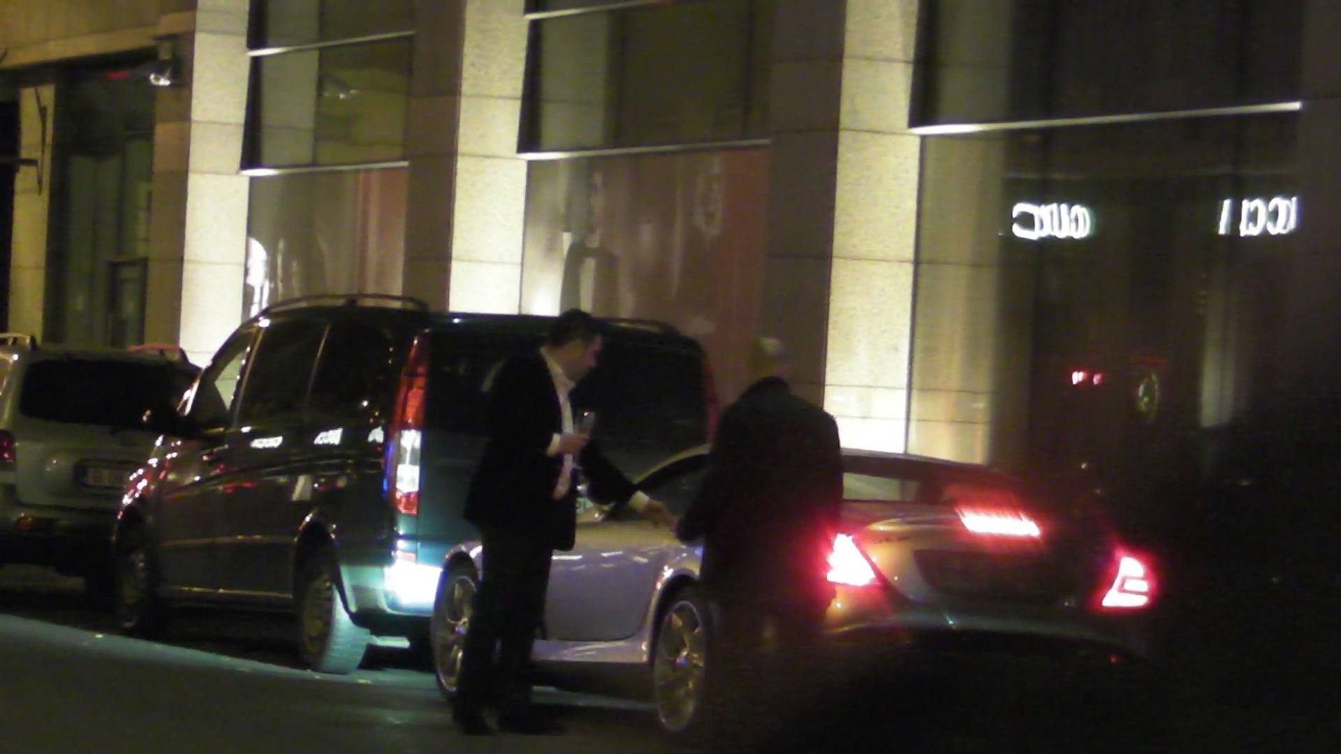 Cand ajunge in fata celui de-al doilea club, afaceristul este intampinat de un prieten care avea un pahar in mana