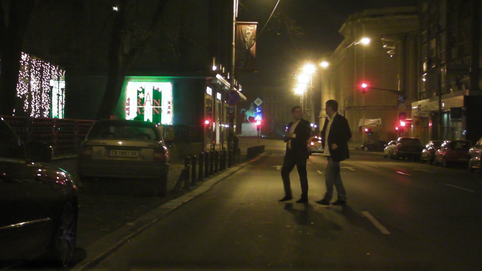 Prietenul il insoteste pana la intrarea in localul de noapte