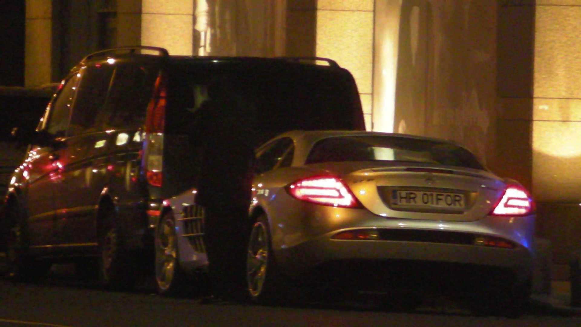 Un om de incredere ramane la masina sa o pazeasca