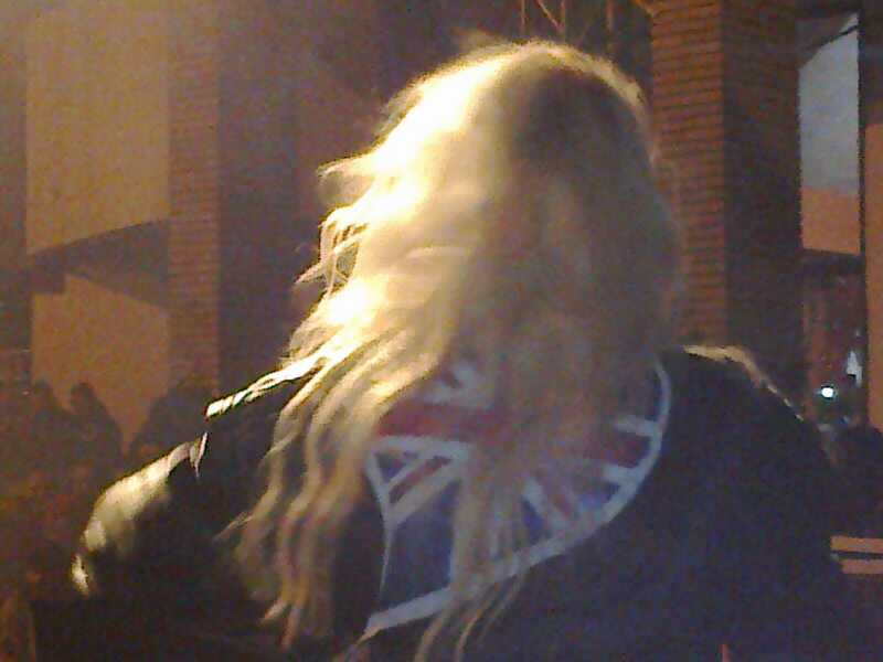 Anda Adam a purtat o geaca inscriptionata cu stegaul marii Britanii, pe spate