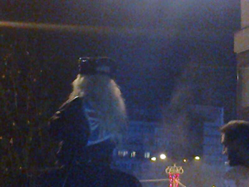 Solista a trecut cu vederea gestul ei de a purta o haina cu steagul Marii Britanii si nici macar nu a incercat sa dea vreo explicatie, pe scena