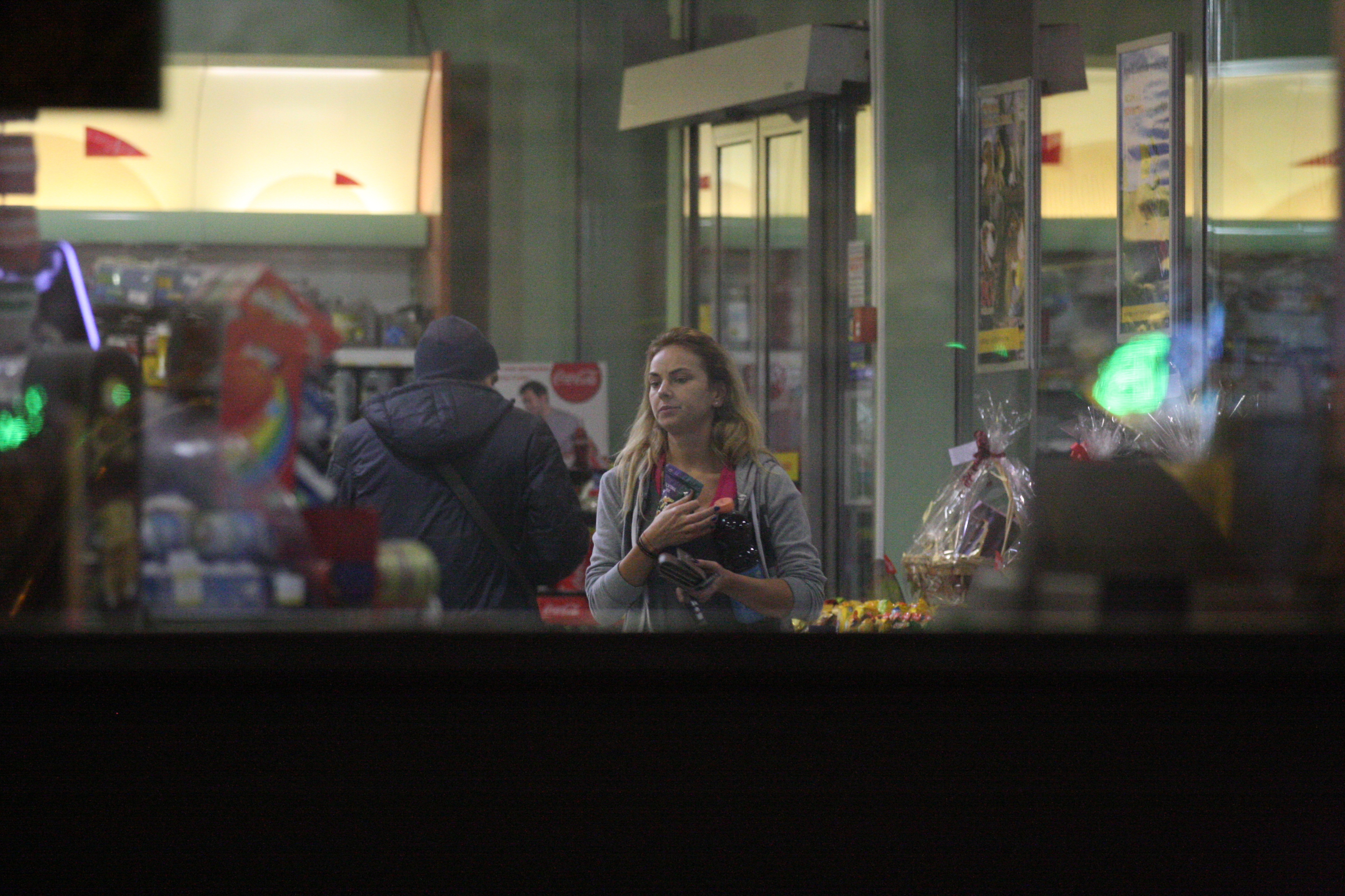 Roxana Ionescu se aprovizioneaza puternic cu dulciuri si alte produse de rontait