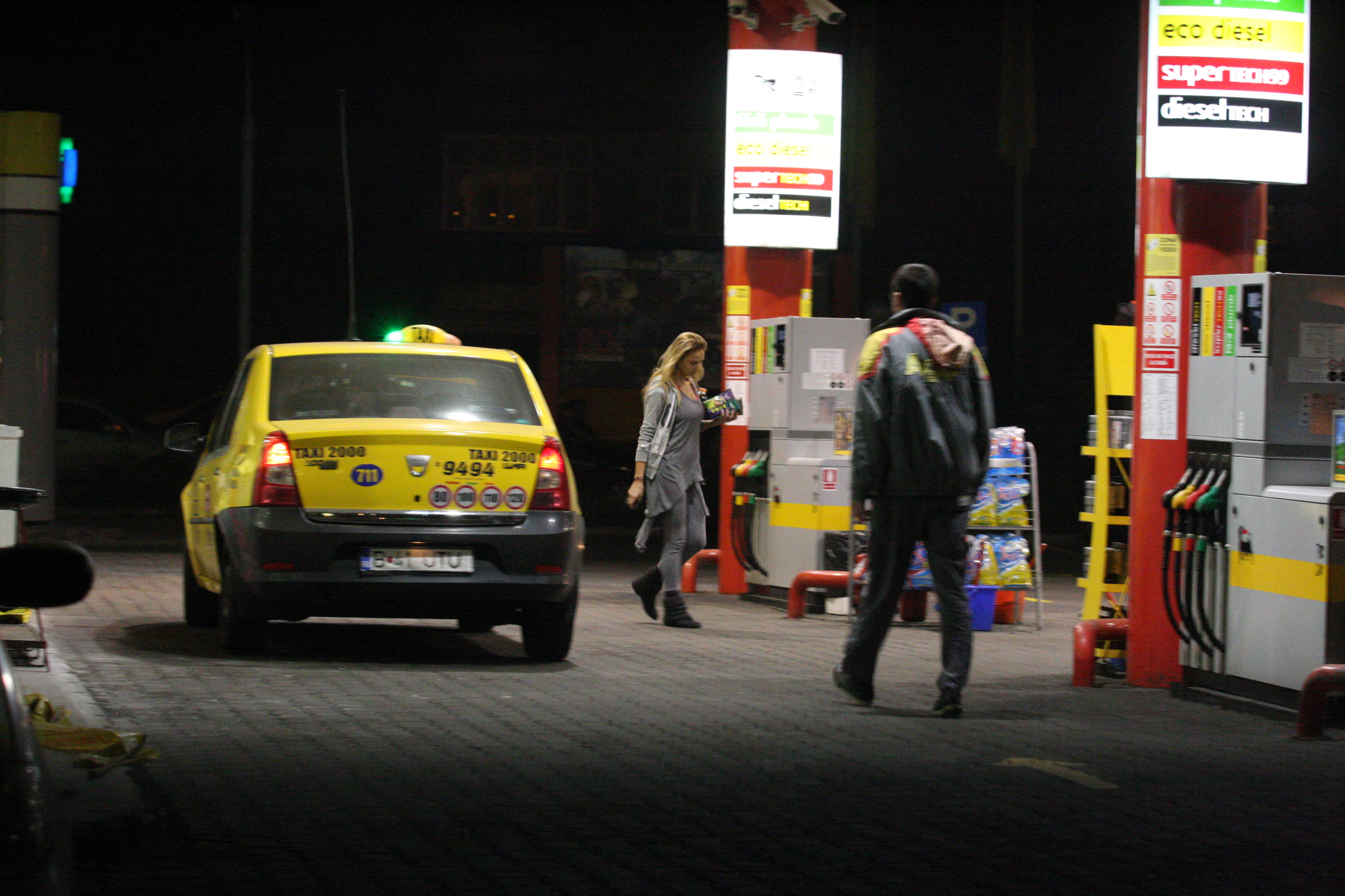 Vedeta TV se indreapta spre masina sa fara sa se uite in stanga sau in dreapta