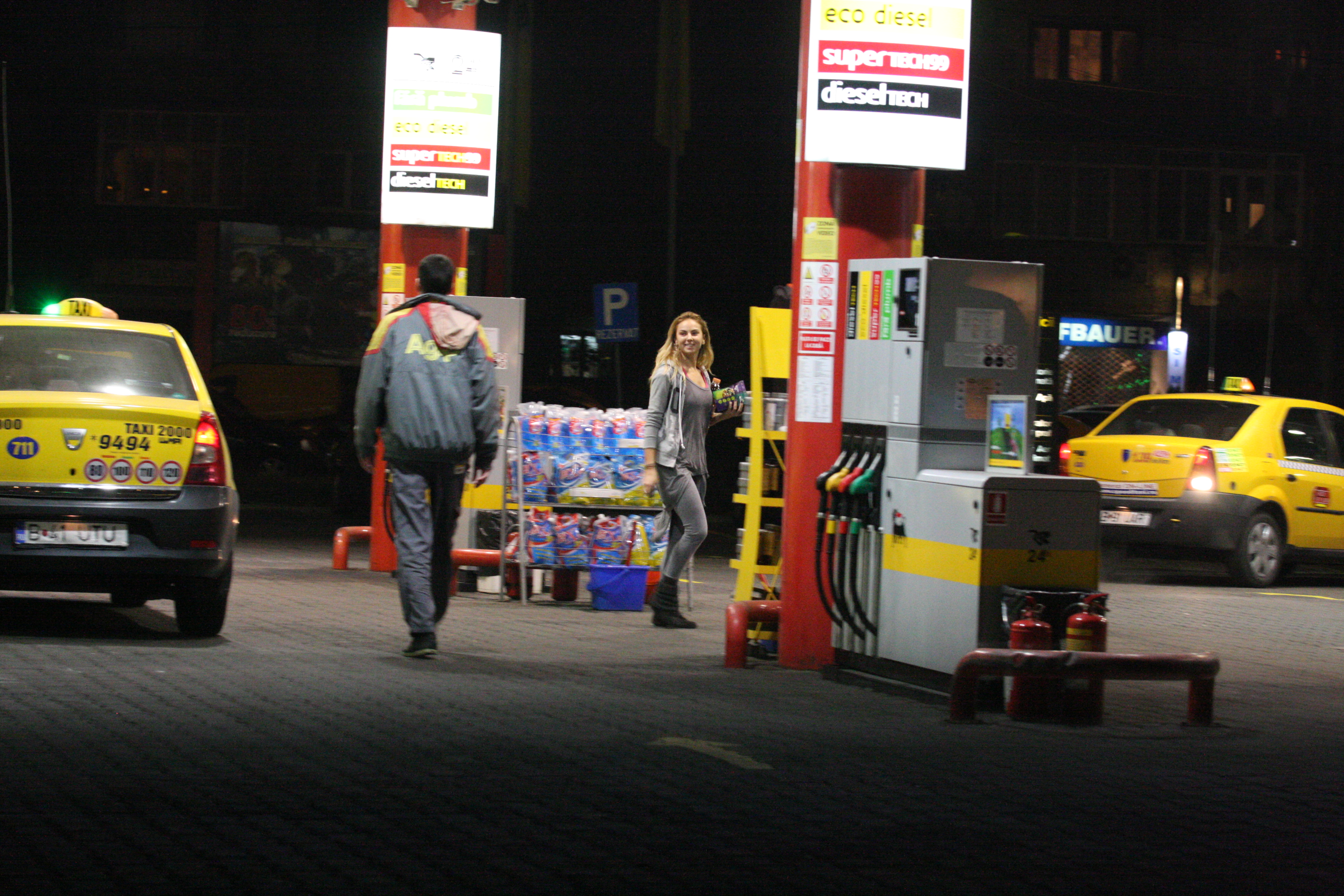 Roxana se aude strigata, ridica capul si ii zambeste angajatului de la statia PECO