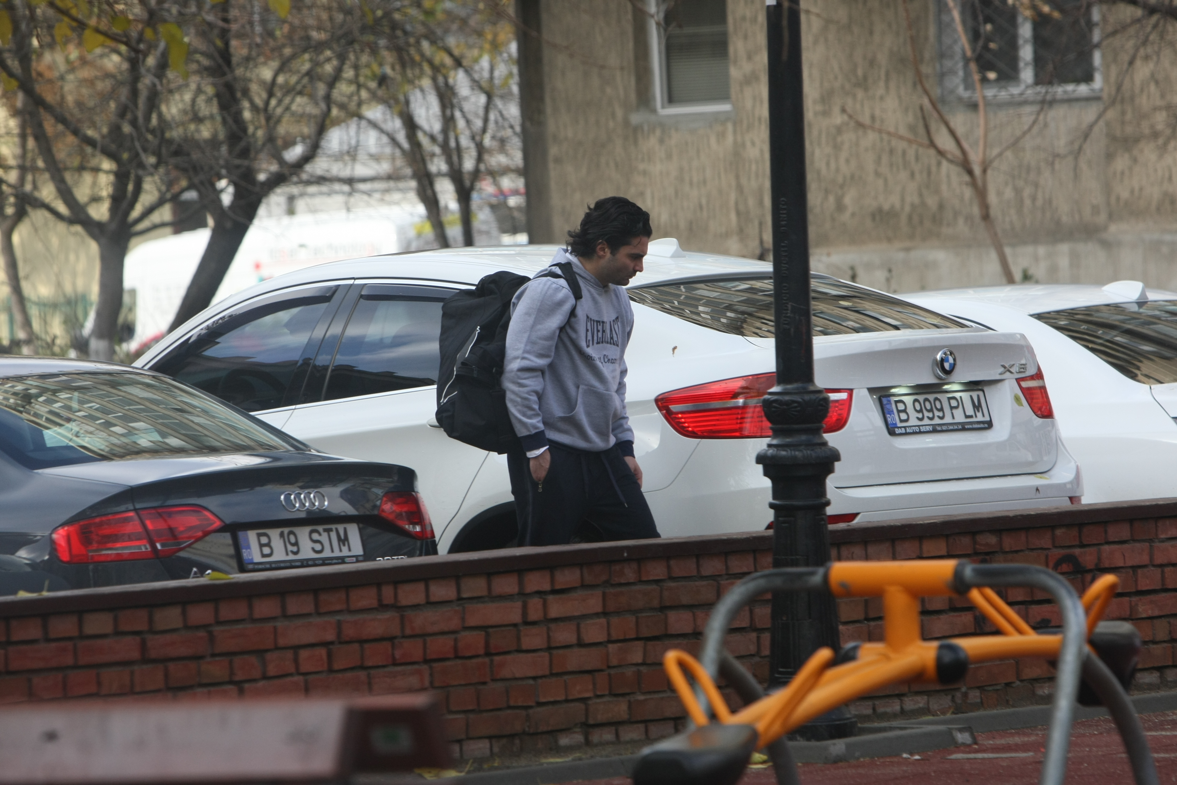 Pepe se indreapta catre masina, dar ocoleste portiera din stanga