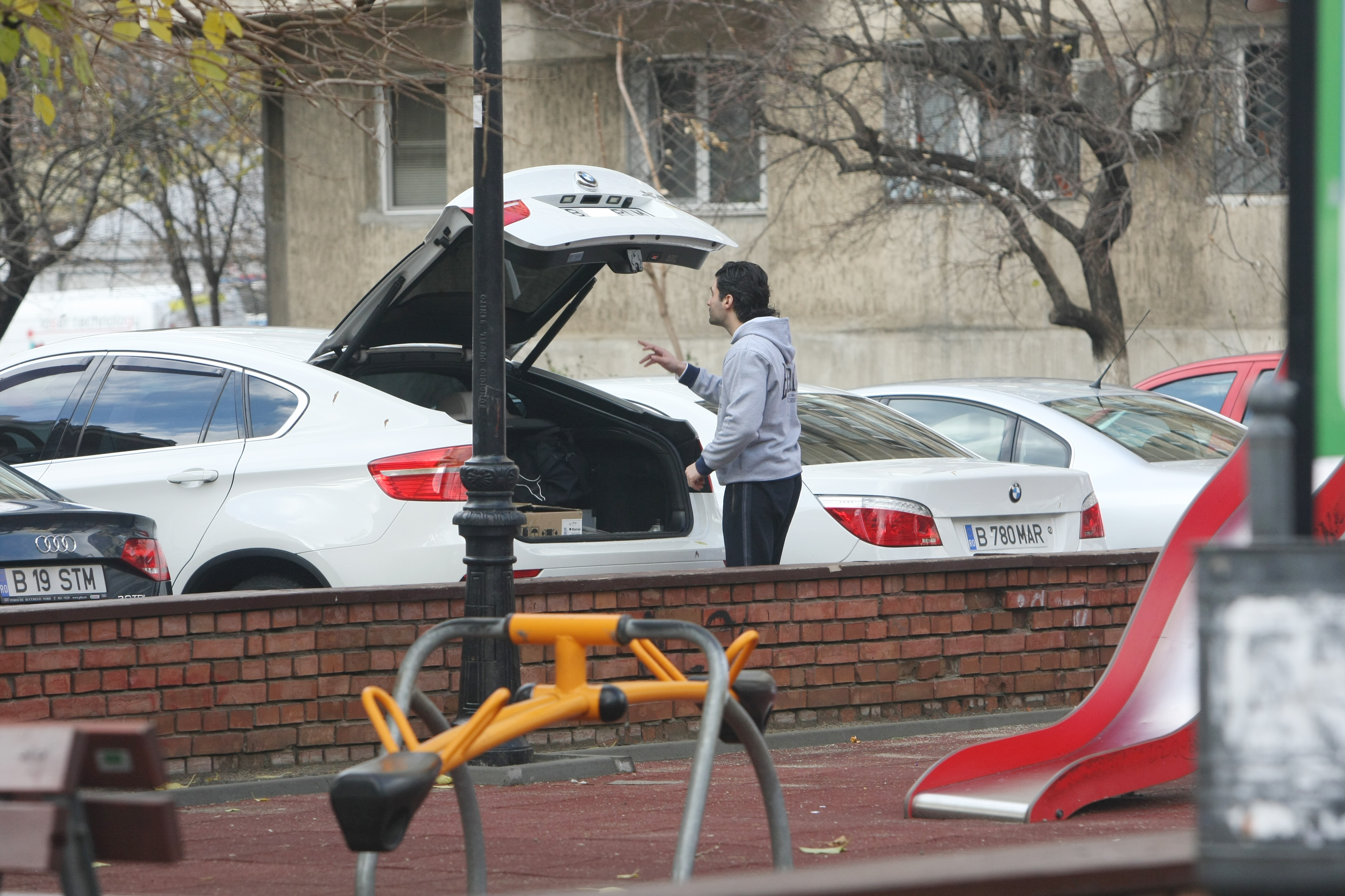 Artistul isi pune sacul de sport in portbagaj si se urca in dreapta