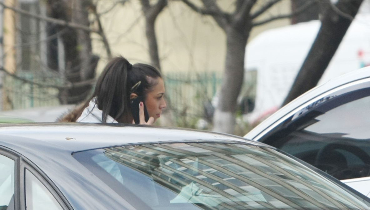 Raluca urca la volan vorbind la telefon