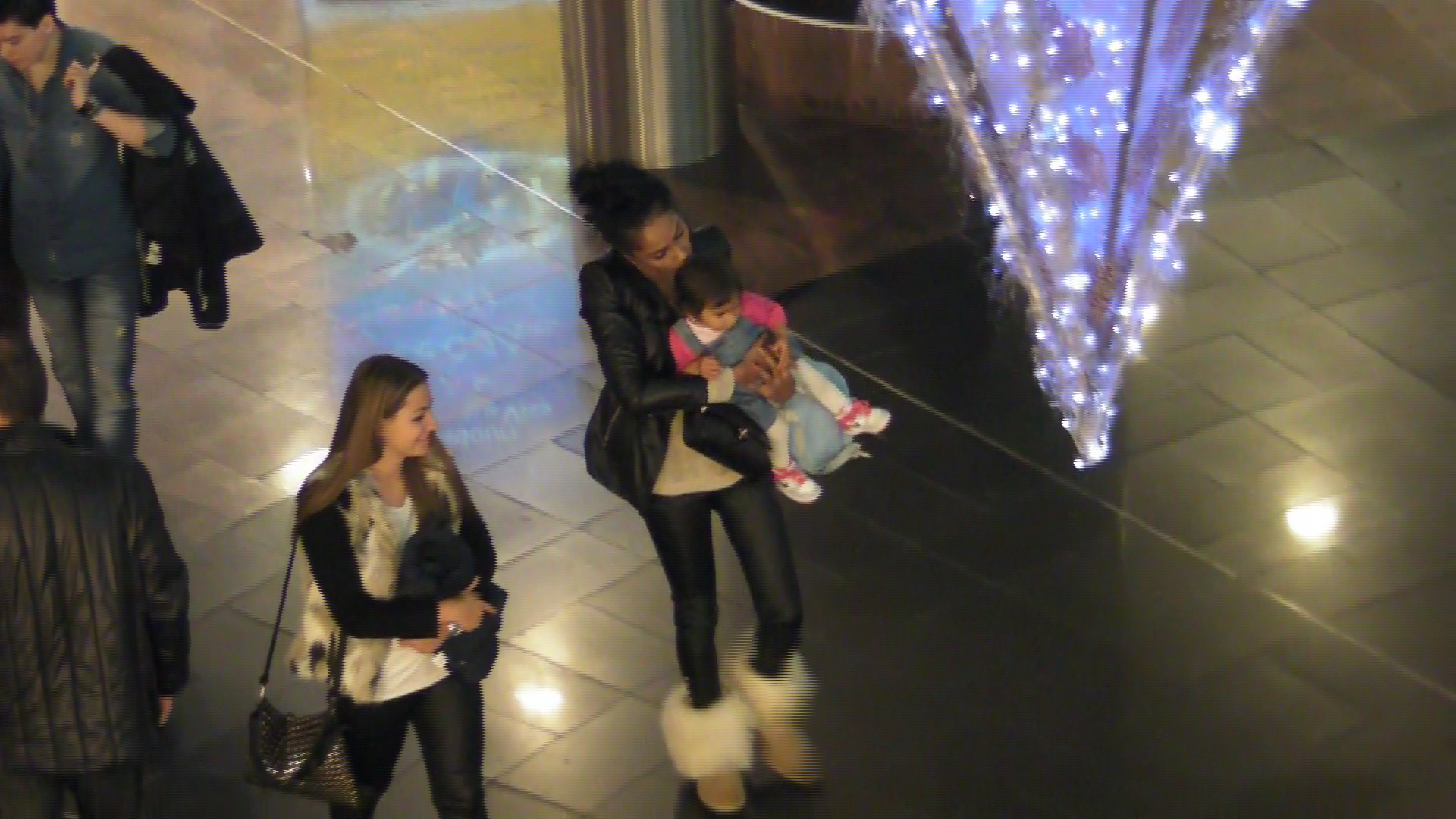 Desi fetita a vrut sa mearga numai pe jos, la un moment dat mulatra a luat-o in brate fara voia ei si a sarutat-o pe cap