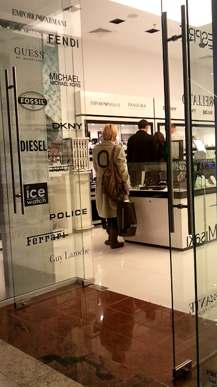 Actrita a rams blocata in fata vitrinei cu bijuterii de lux