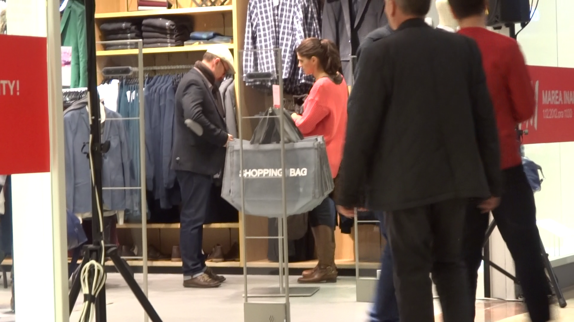 Ovidiu Cuncea probeaza primul sacou sub privirile sotiei