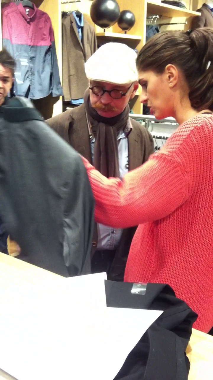 Nemultumit de primul model, actorul incearca un altul