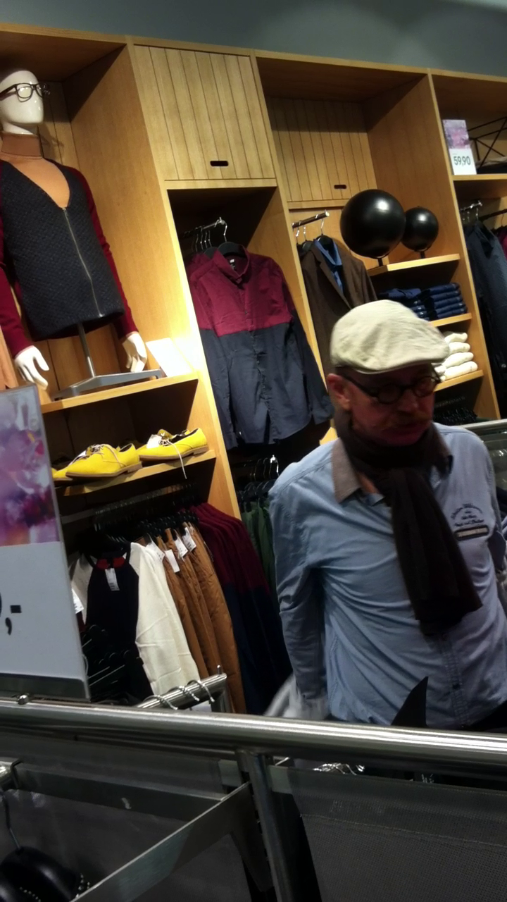 Artistului nu-i place cum pica haina pe el si o da jos obosit de atata cautat