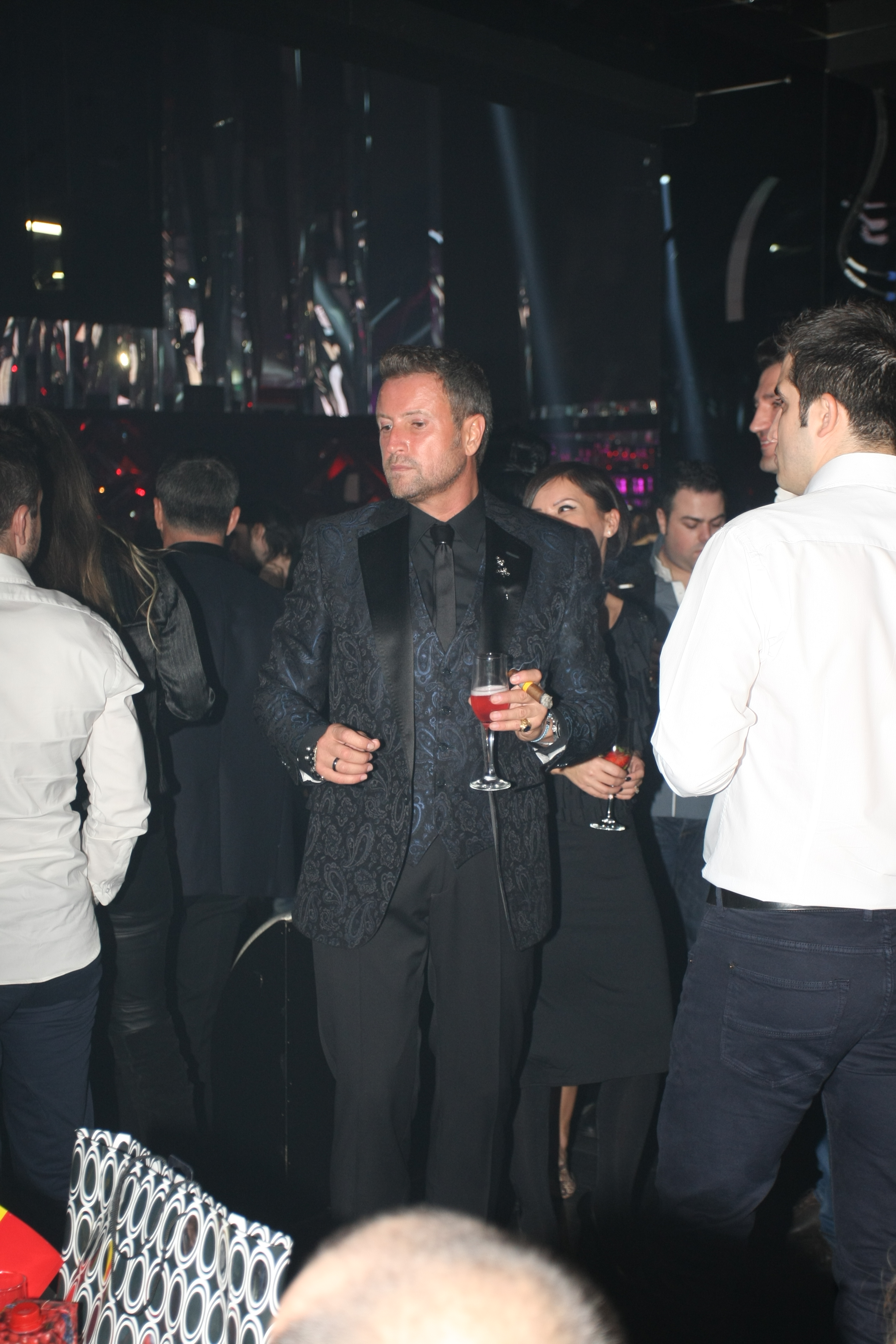 Spre dimineata, Bote si-a luat inima in dinti si a sustinut un mini-recital in urma caruia invitatii lui au ras cu lacrimi