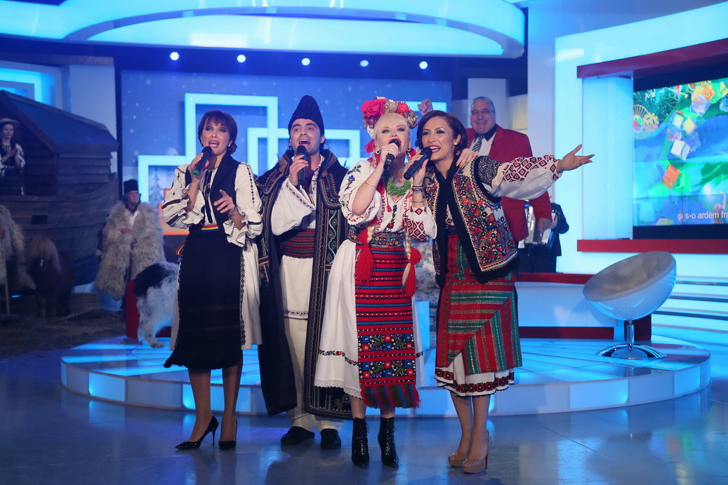 40 de femei au lucrat manual timp de o luna la costumul Loredanei