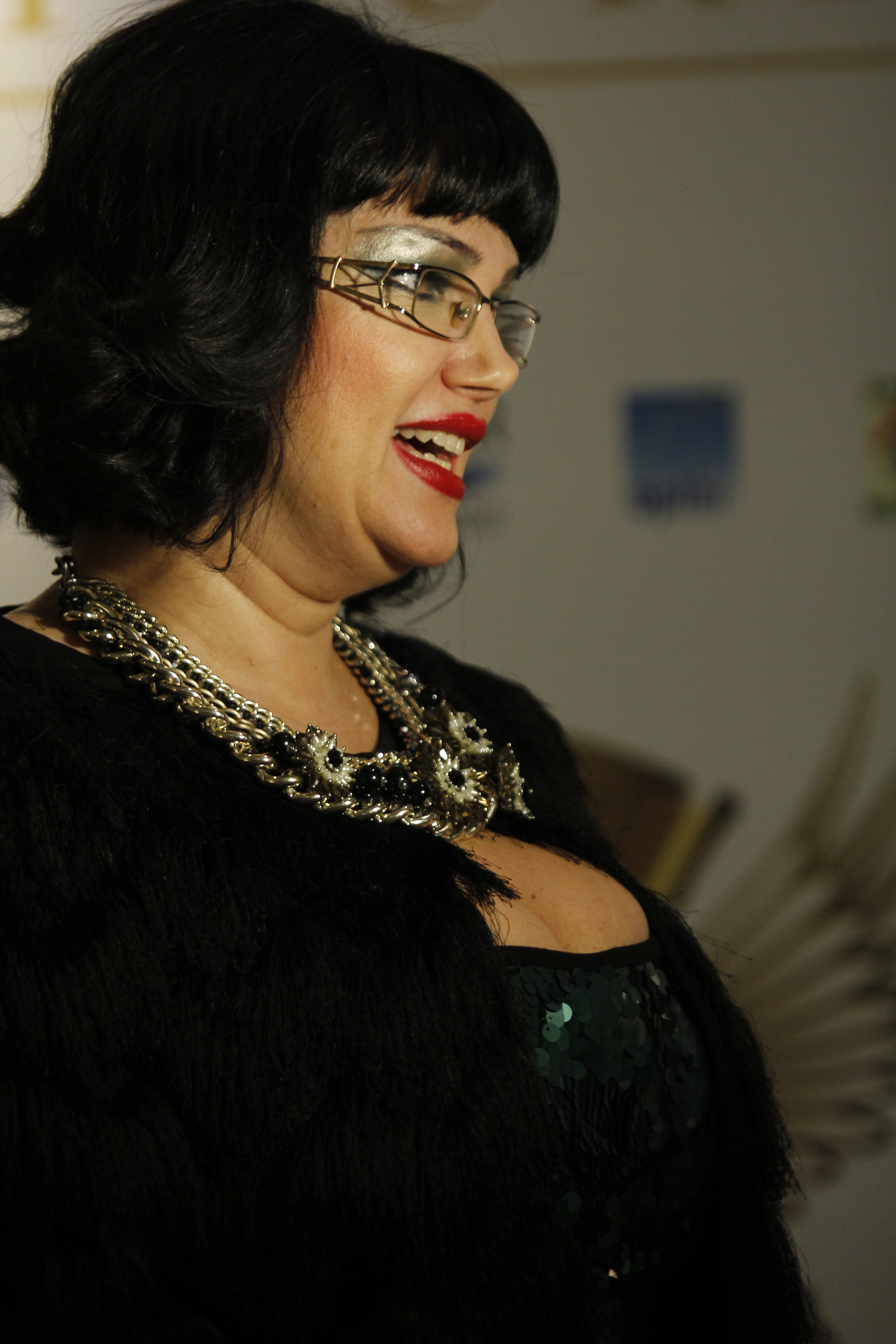 Cantareata isi scoate pieptul in fata, extrem de mandra de sanii naturali