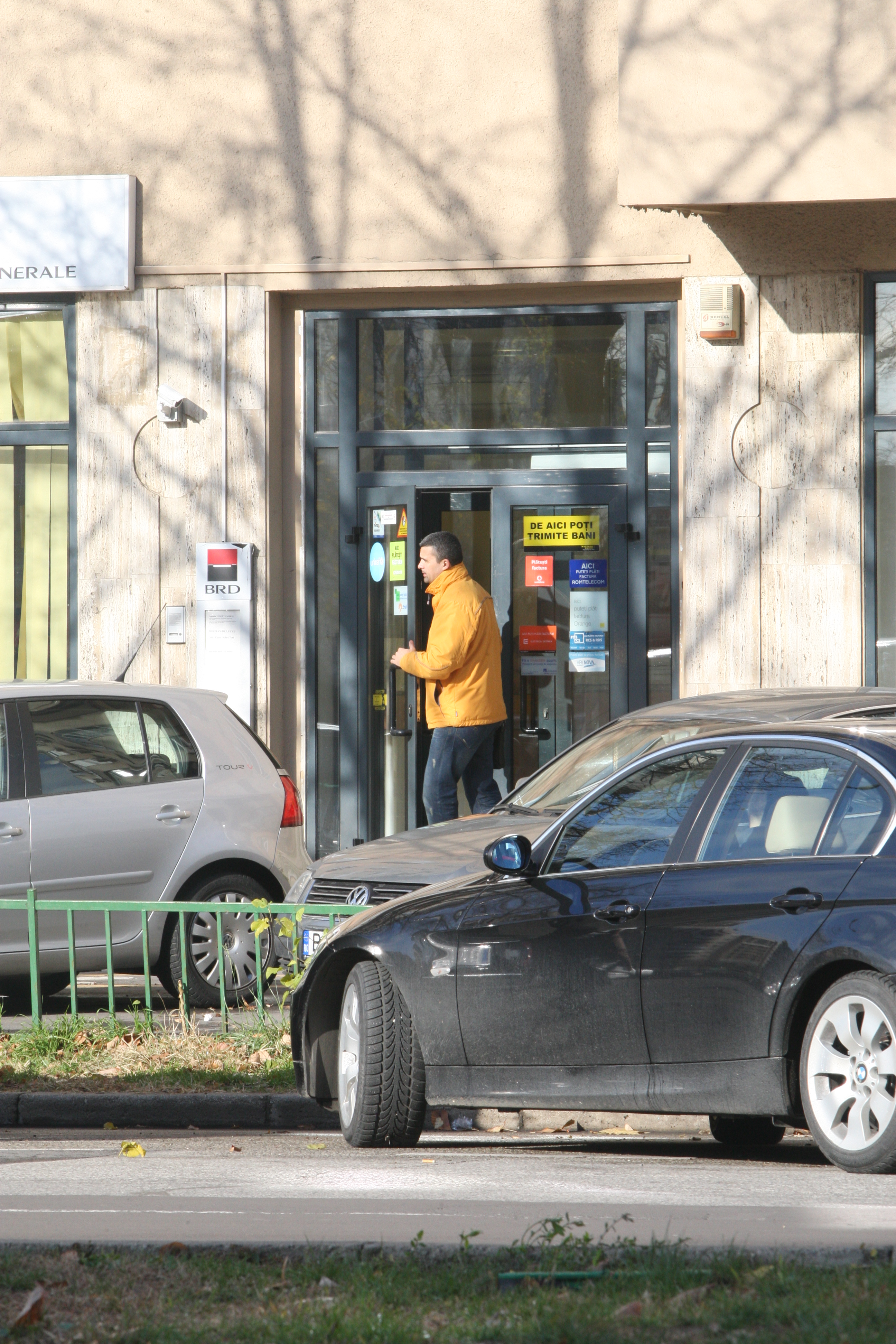 Actorul iese din banca, destul de abatut