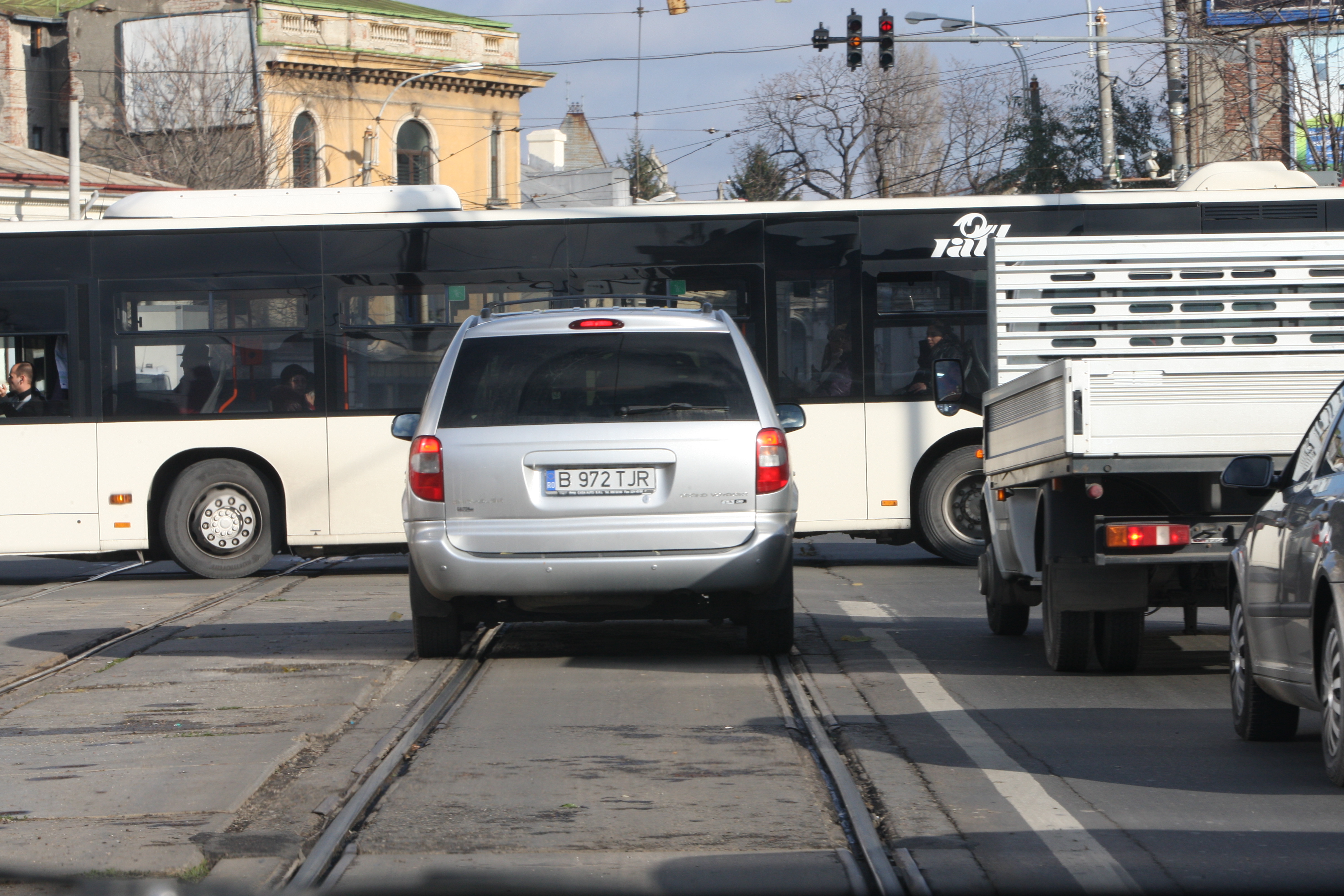 Suparat, Temisan, nu mai tine cont de regulile de circulatie si trece pe linia de tramvai