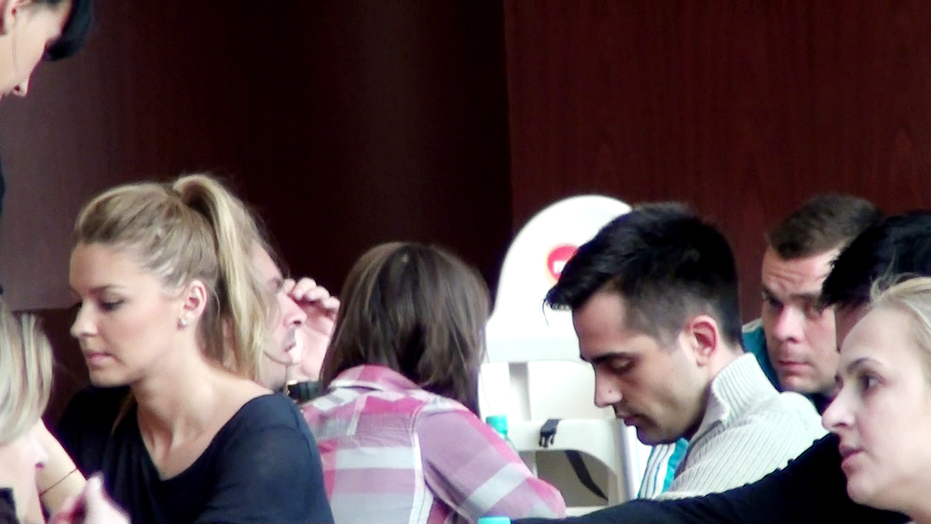 Mihai si Laura au luat masa la mall, la un fast-food