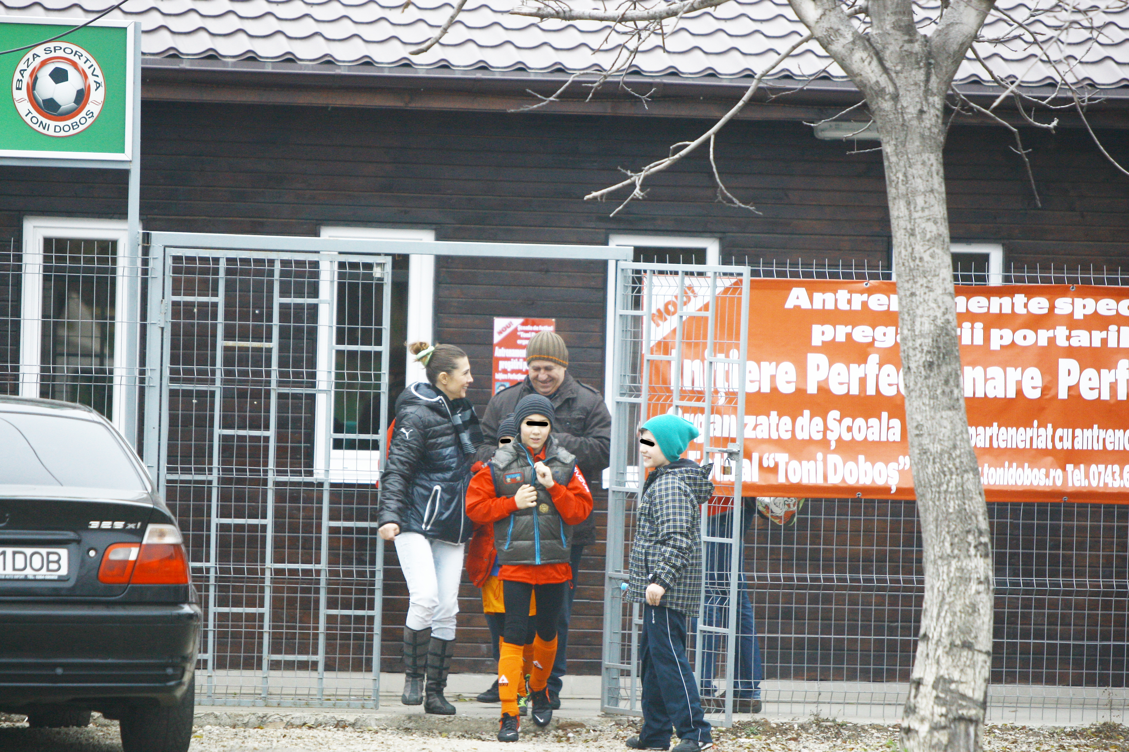 George Mihaita iese de la terenul de forbal impreuna cu copiii sai