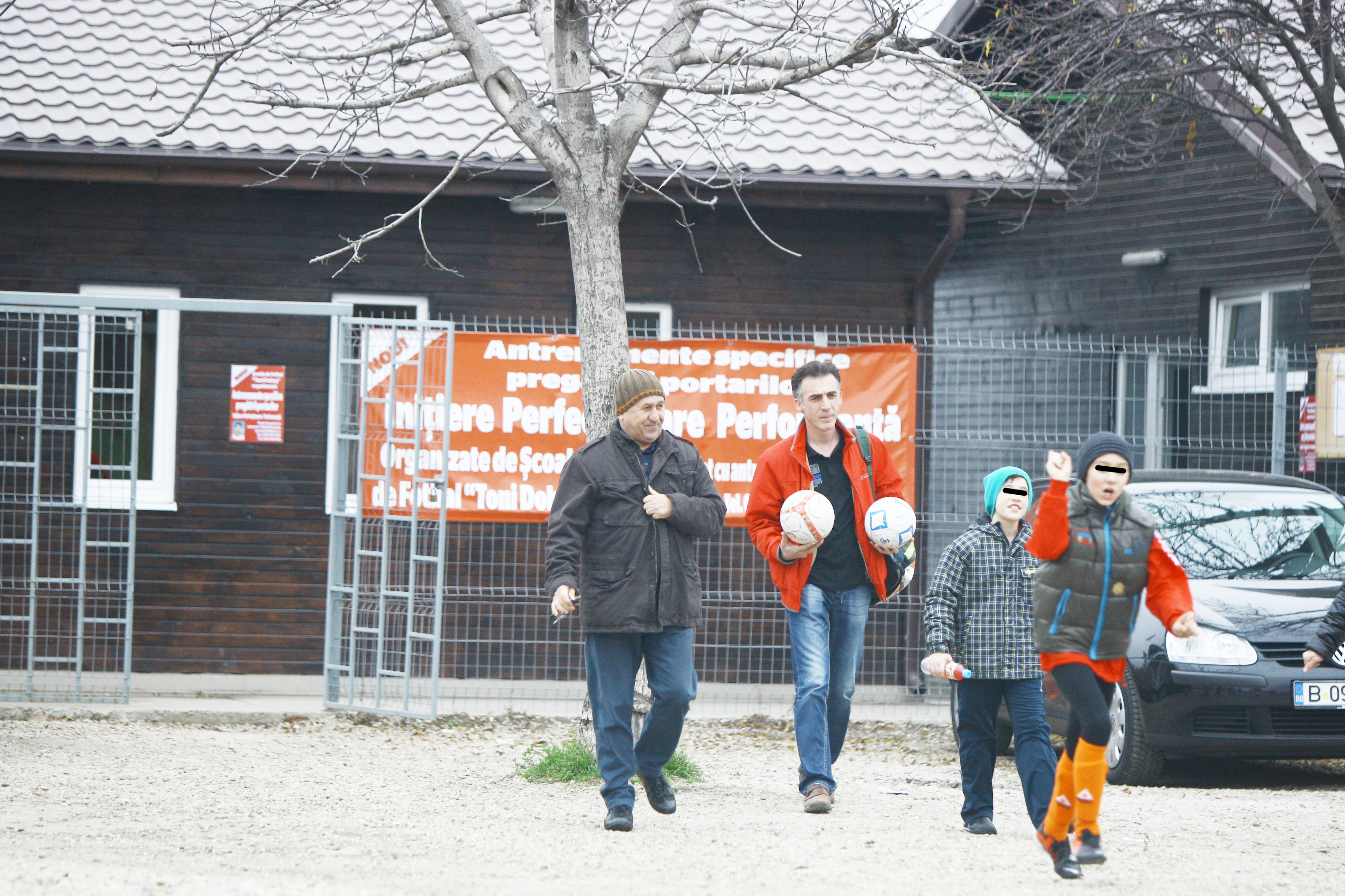 Alaturi de un alt tatic, George Mihaita se indreapta spre parcare, pentru a pleca spre casa