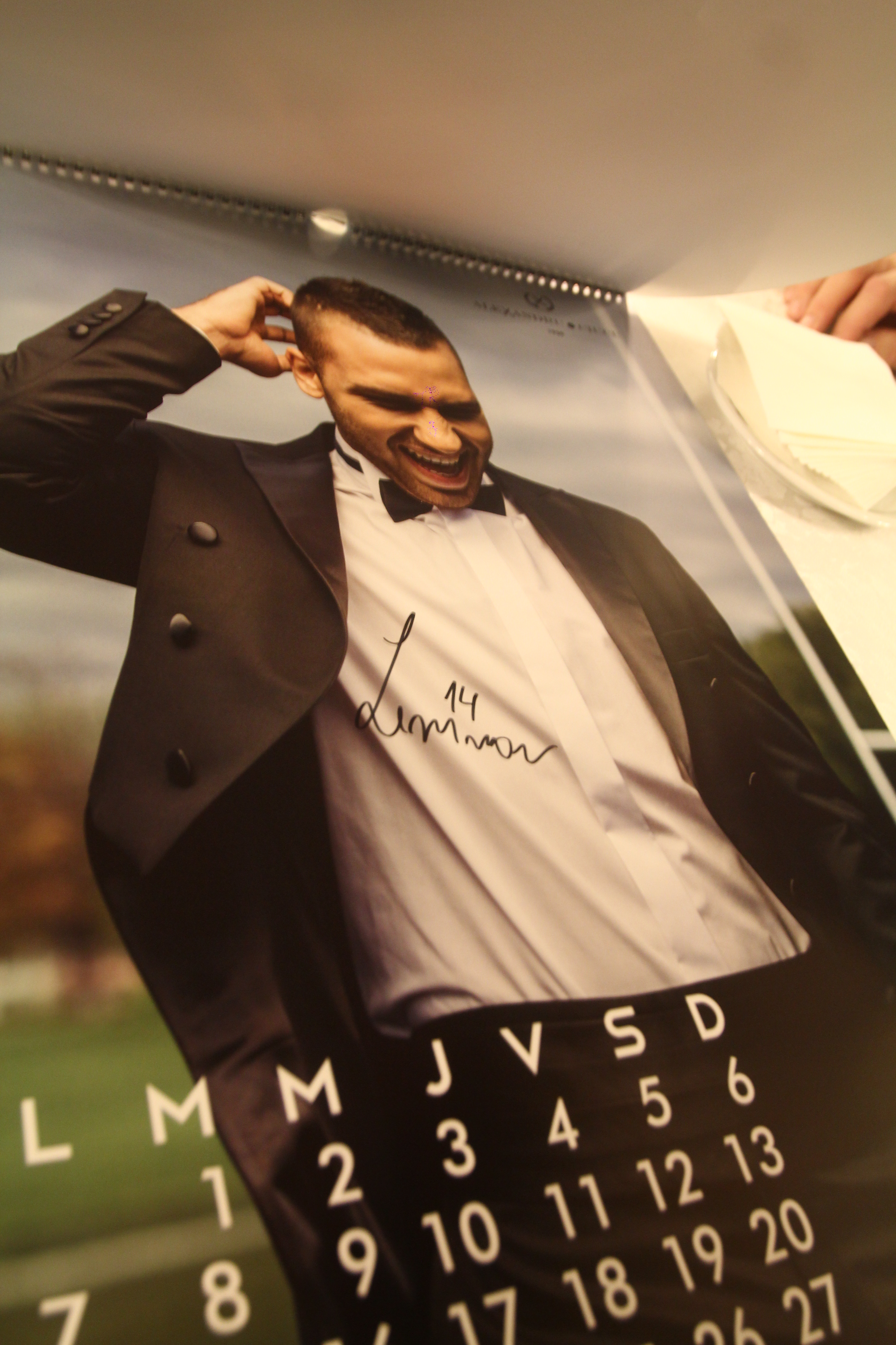 Sotul lui Teo Trandafir a tinut mortis ca fiecare fila din calendar sa fie semnata de sportivul care apare in poza.