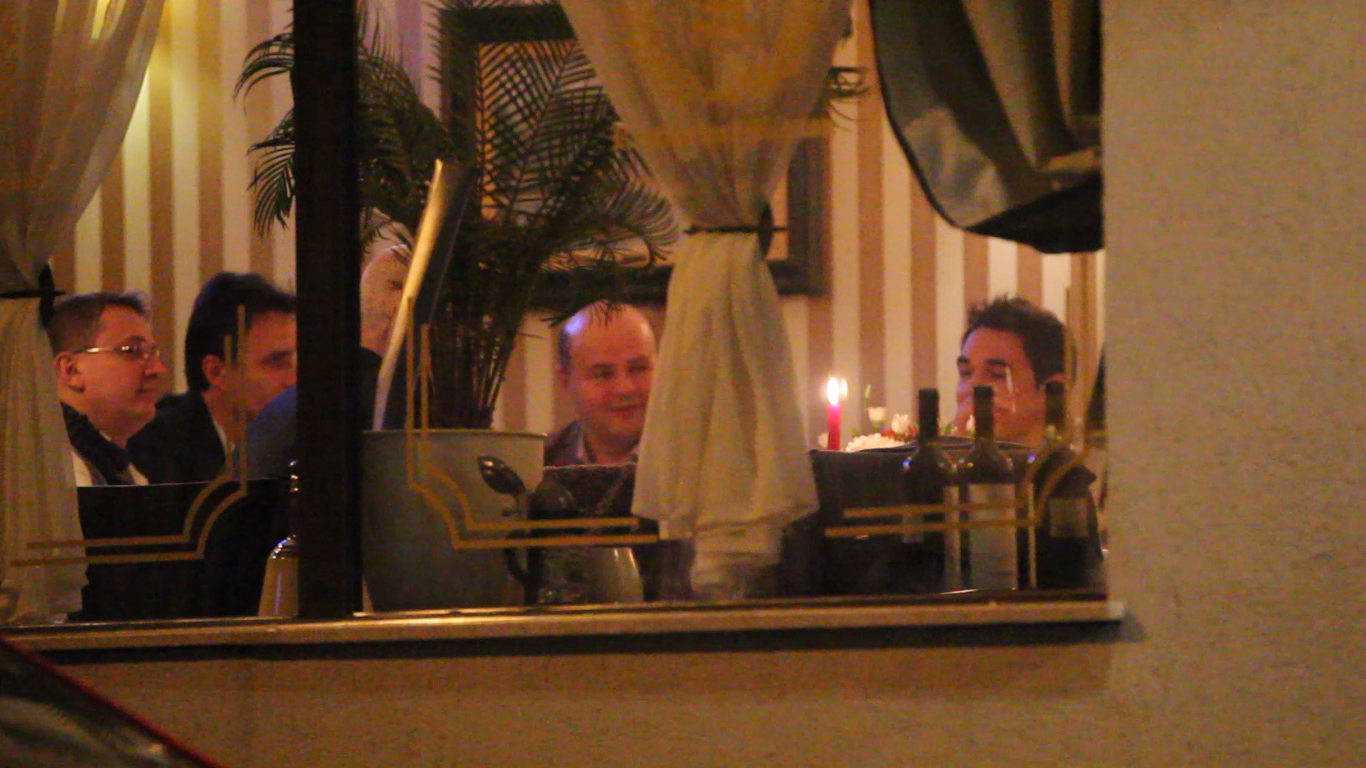 Gasca vesela s-a incins la discutii pana dupamiezul noptii