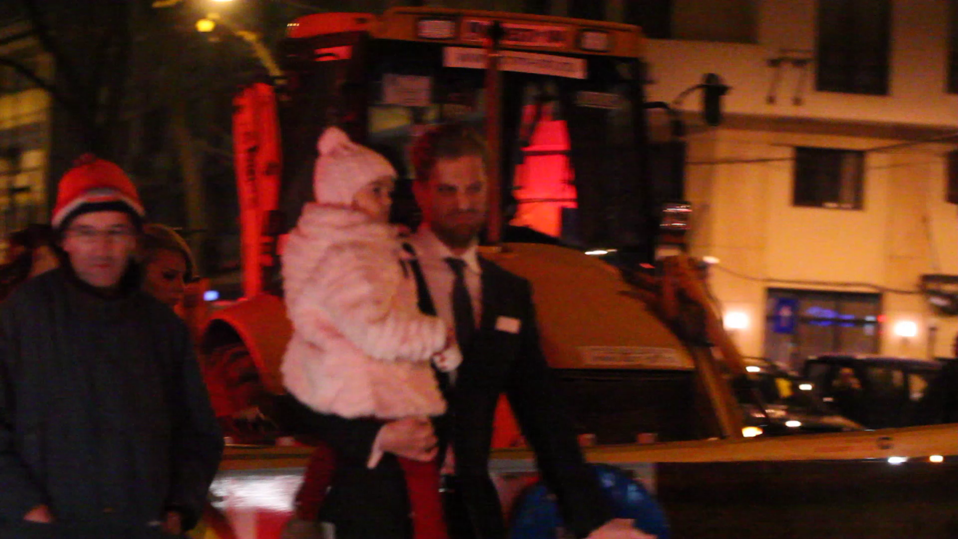 Alina Craciun si iubitul ei, Ilan Laufer, impreuna cu fetita, au plecat de la eveniment dupa ora 22.00
