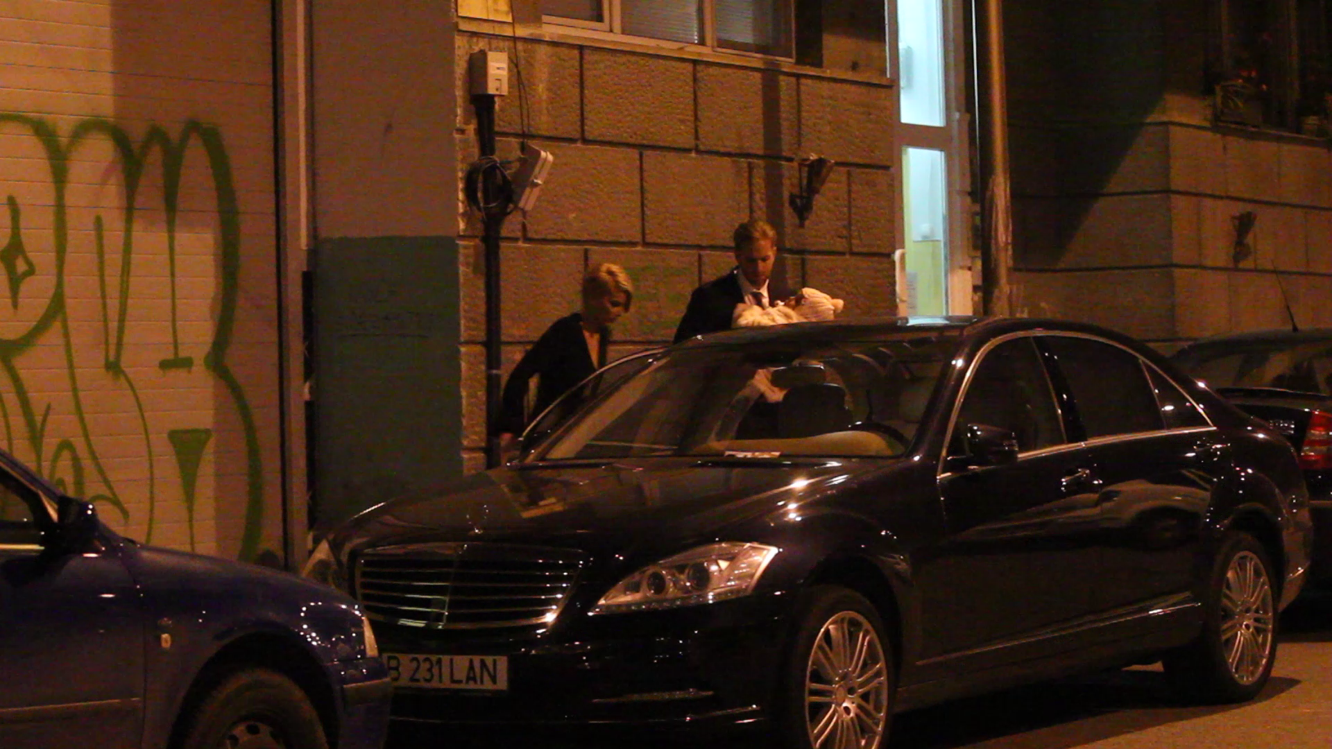 Ajunsi la masina, Ilan a asezat-o pe fetita Alinei pe un scaun special, in spate