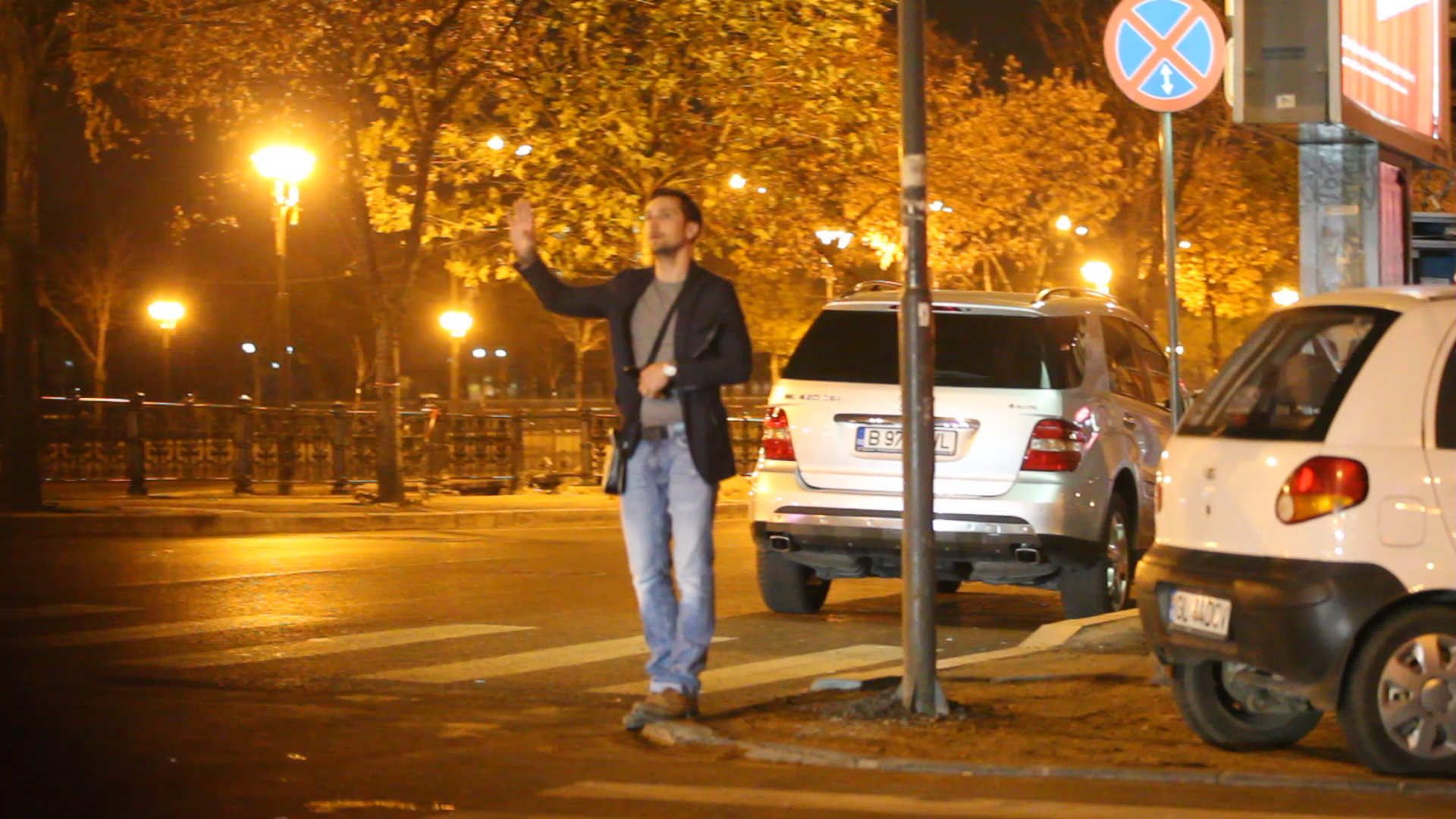 Dani a facut cu mana in zadar, de trei ori, la intrval de cateva minute, dar nici o masina nu a oprit, pentru el