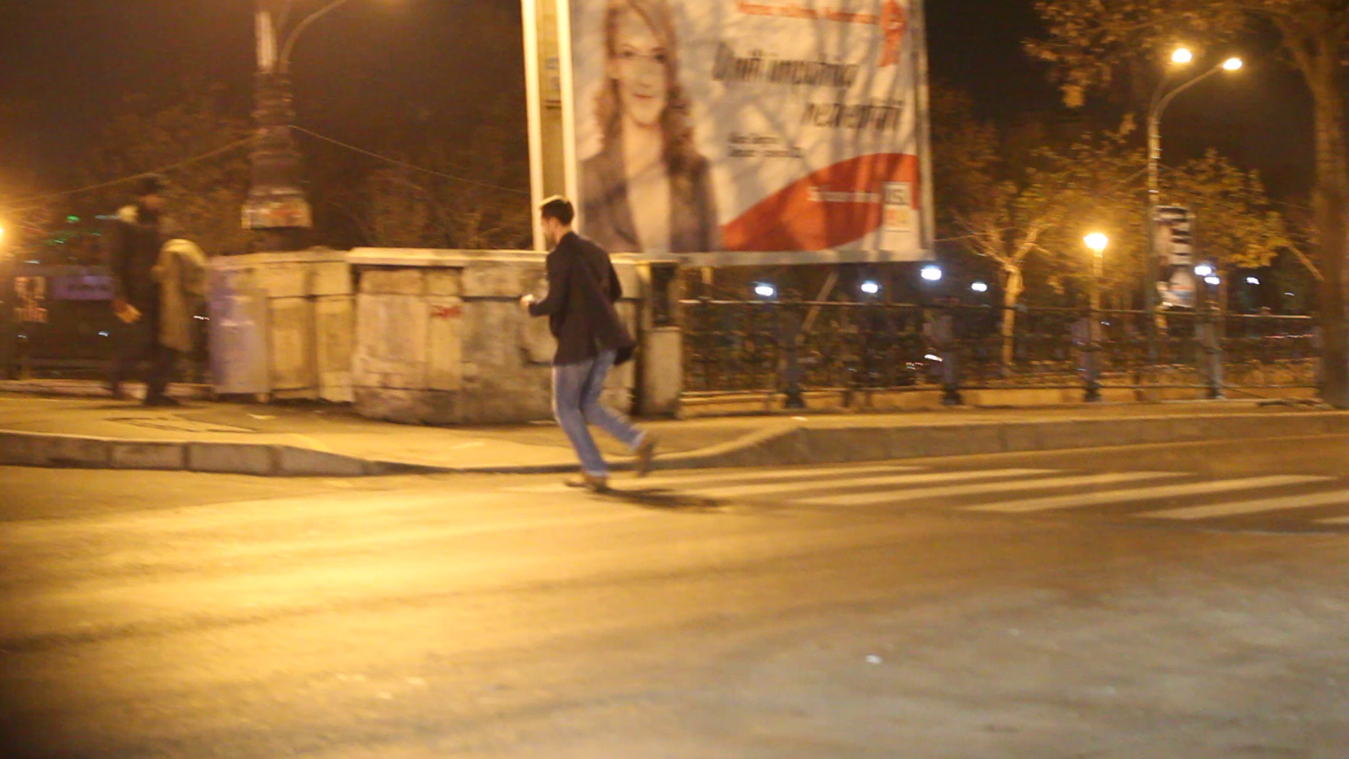 Nervos ca nu a oprit nici o masina, Dani a traversat strada in fuga si a luat un taxi aflat vizavi