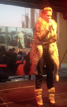 Cantareata a tinut piept frigului cu o haina voluminoasa de blana